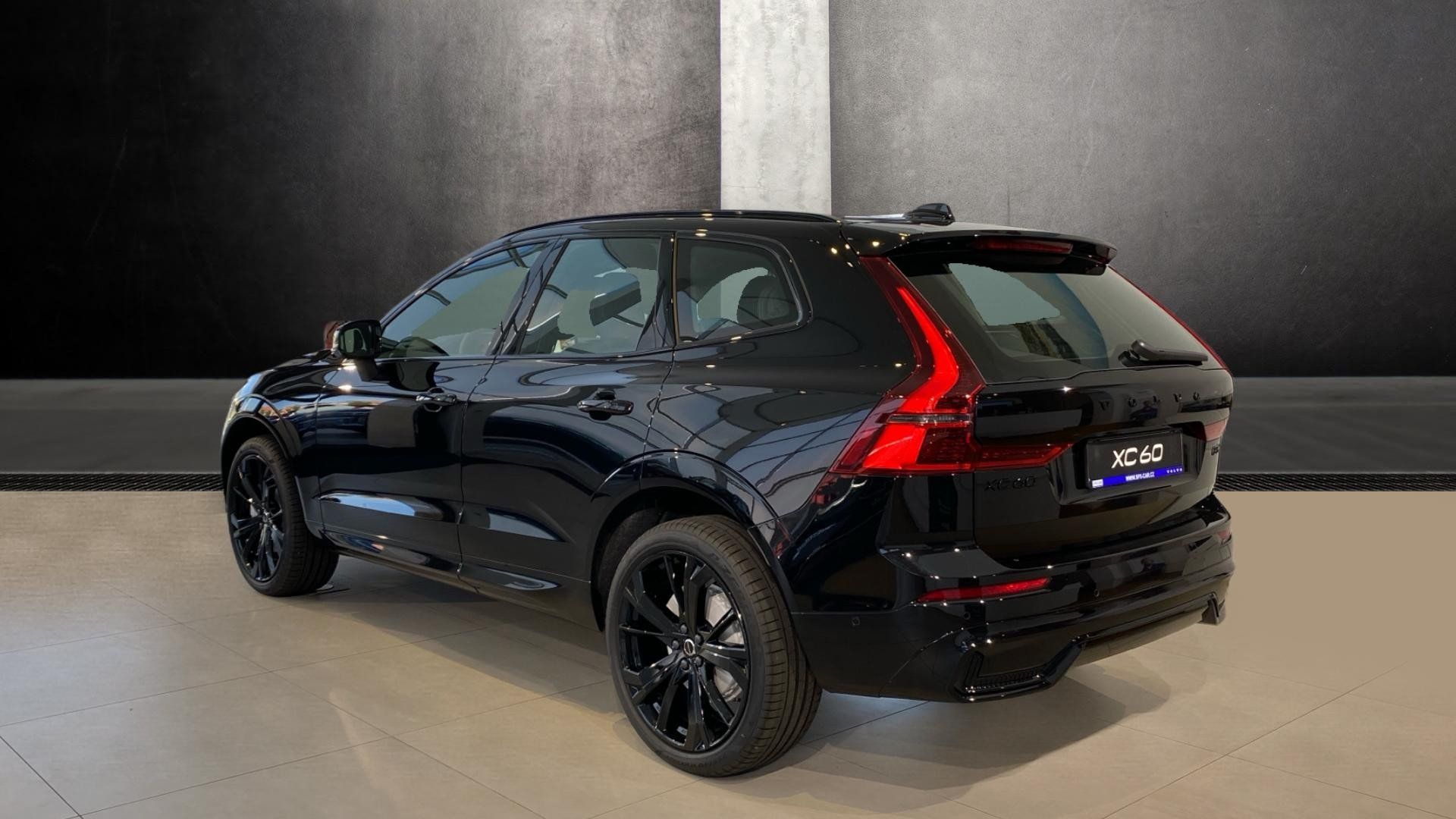 Volvo XC60, PLUS BLACK EDITION, B5 AWD, 18 - fotka 5