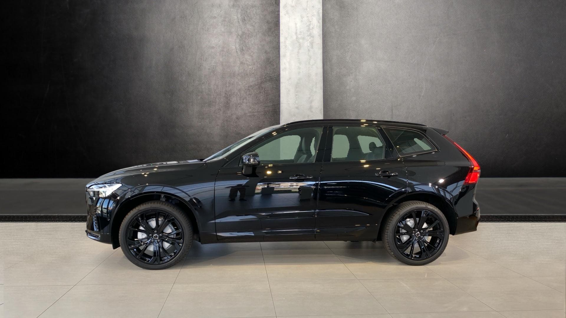 Volvo XC60, PLUS BLACK EDITION, B5 AWD, 18 - fotka 3