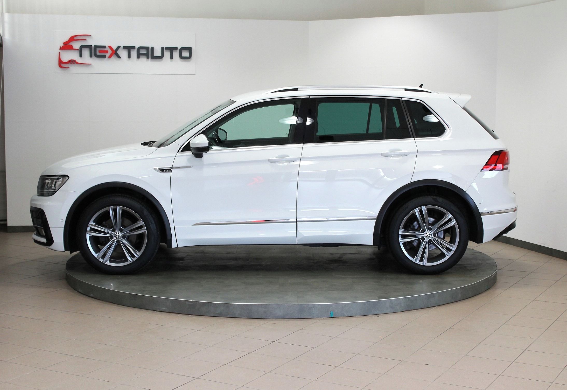 Volkswagen Tiguan, 1.5TSI 110 kW R-LINE 1.MAJITEL - fotka 2