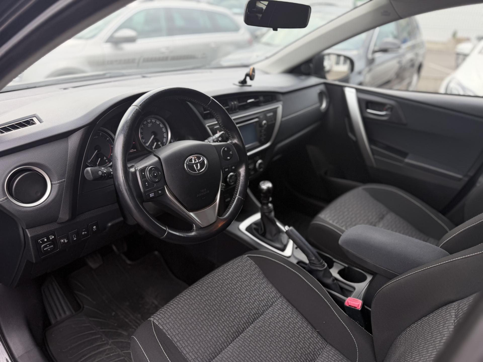 Toyota Auris, 1.6i, kamera, tažné - fotka 5