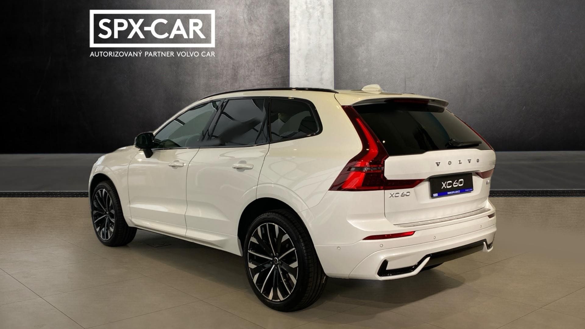 Volvo XC60, PLUS DARK, B5 AWD, 184+10 kW / - fotka 4