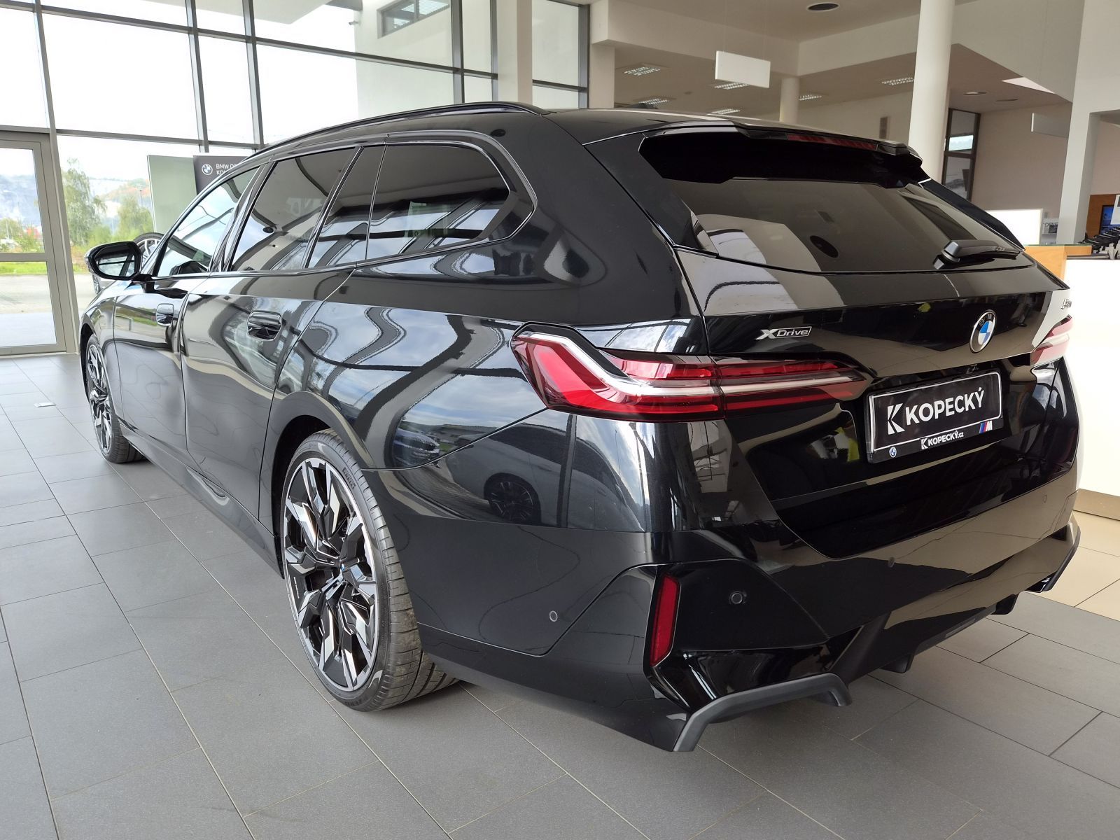 BMW Řada 5, 520 xDrive - fotka 4