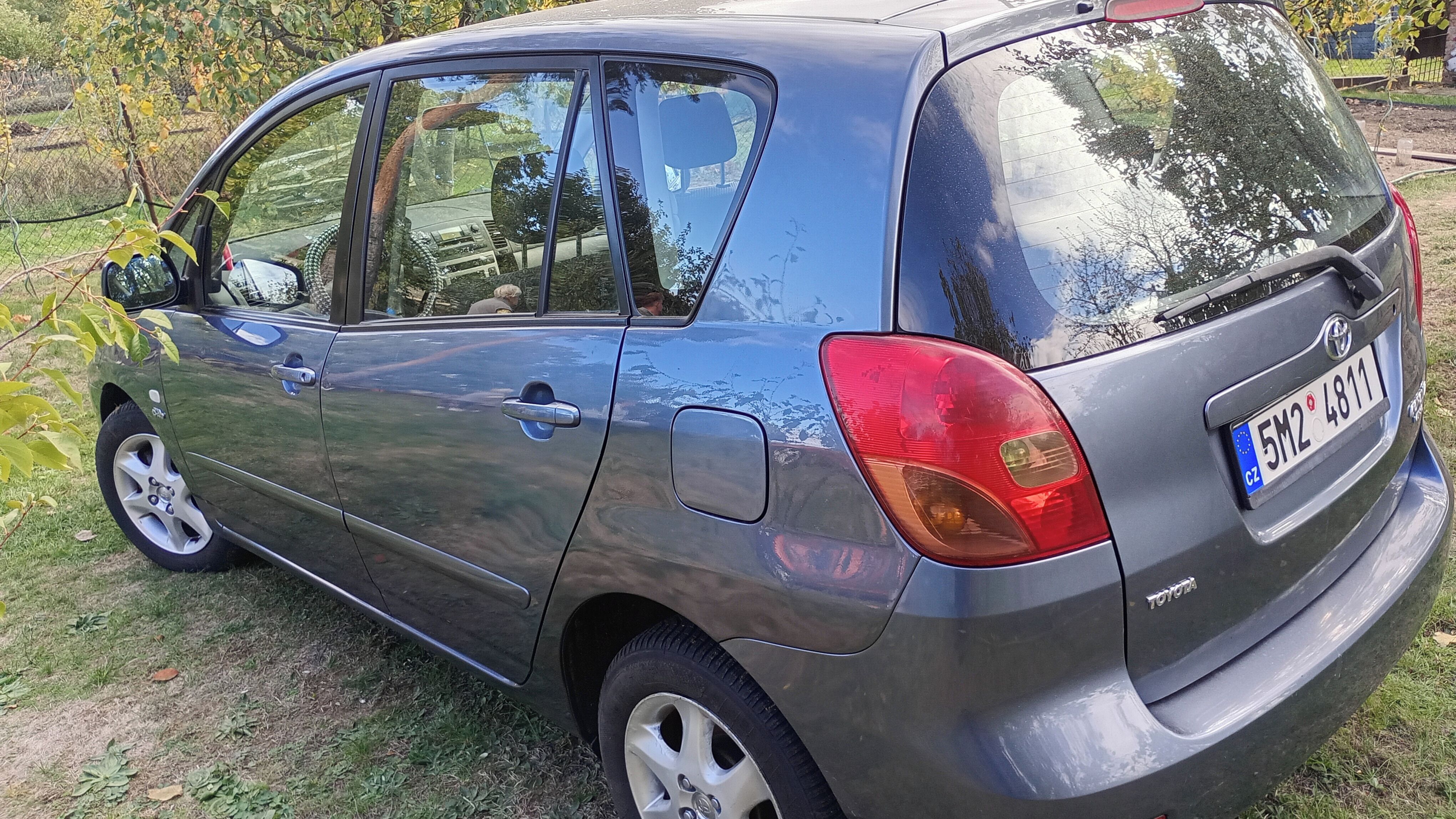 Toyota Corolla Verso, praktické a bez koroze - fotka 4