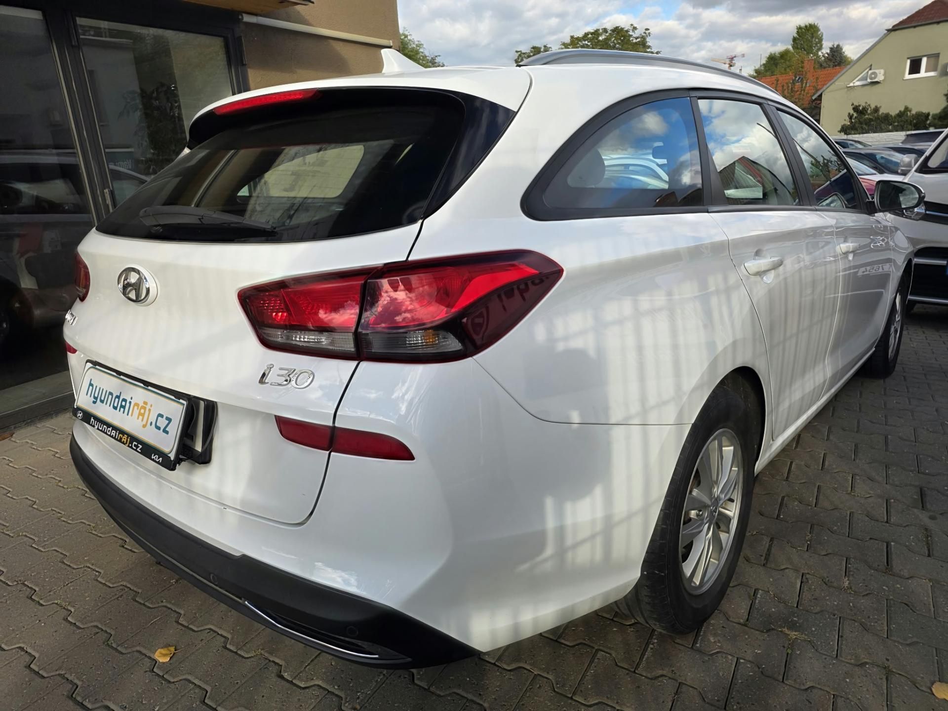 Hyundai i30, 1.6-SPOTŘEBA CCA 5l/100-KAMERA - fotka 4