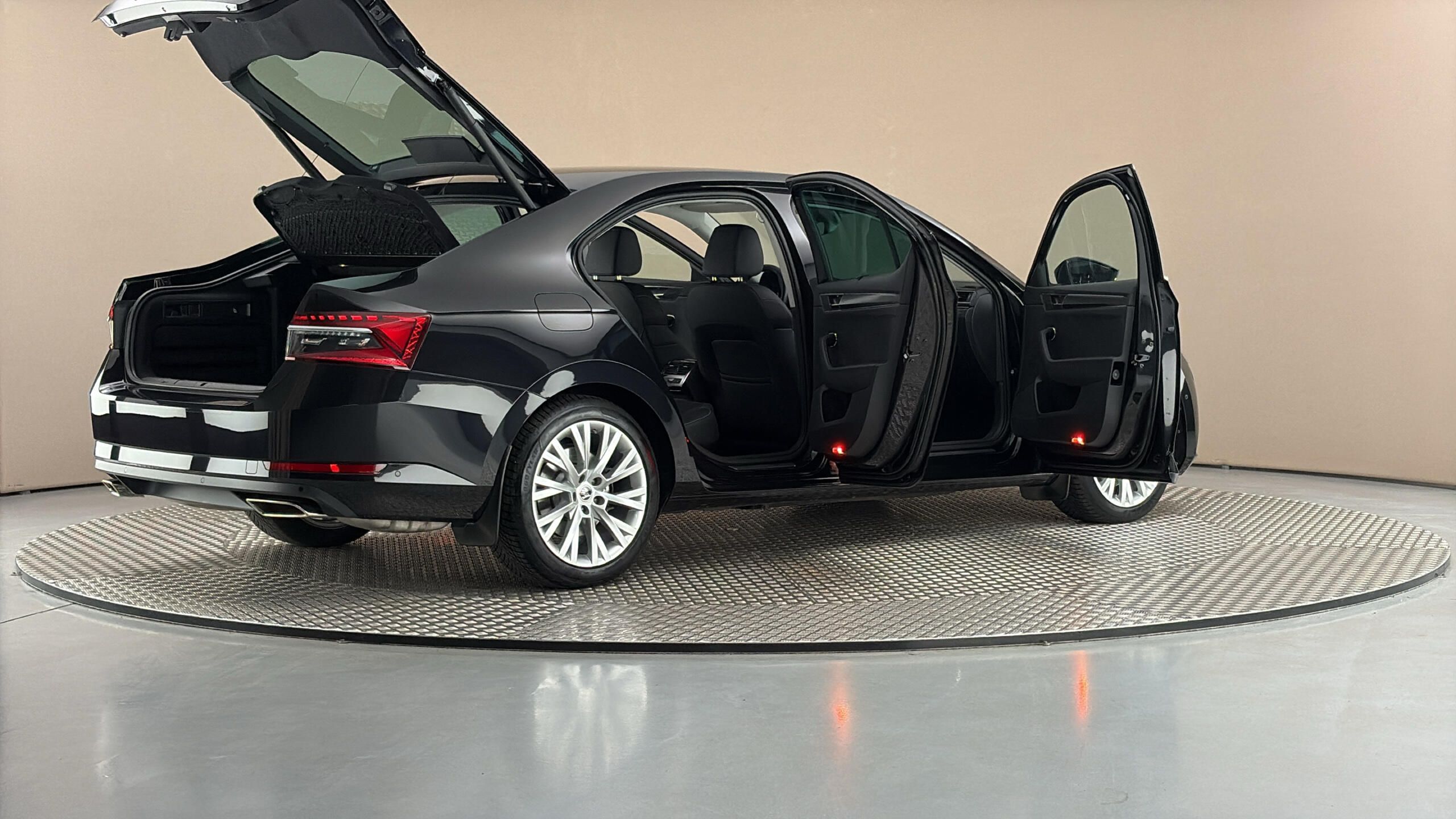 Škoda Superb, 2.0 TSI DSG 4x4 Style - fotka 6