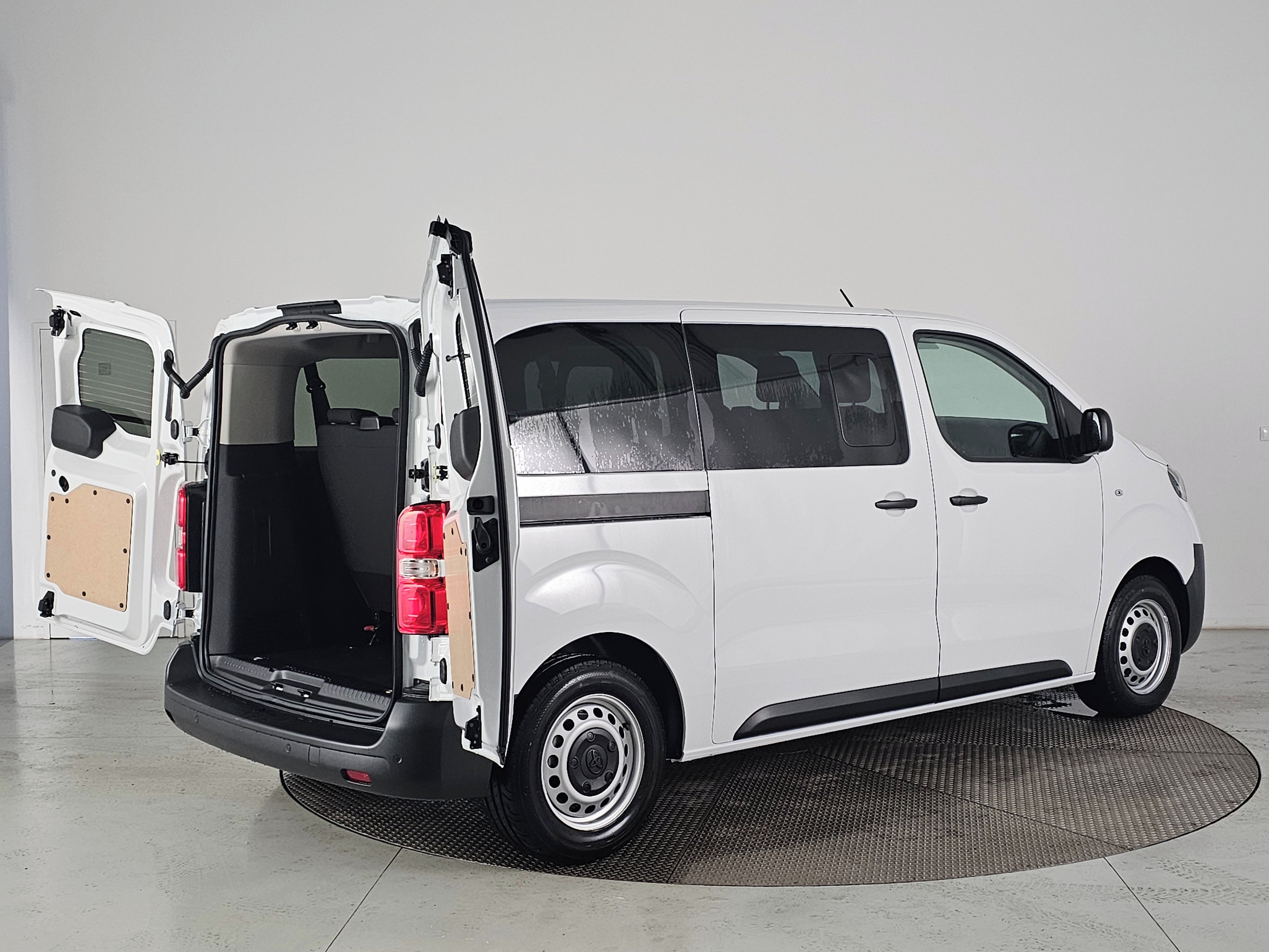 Toyota Proace Verso, L2, 2.2D, 110kW, 6MT, Combi 9S - fotka 6