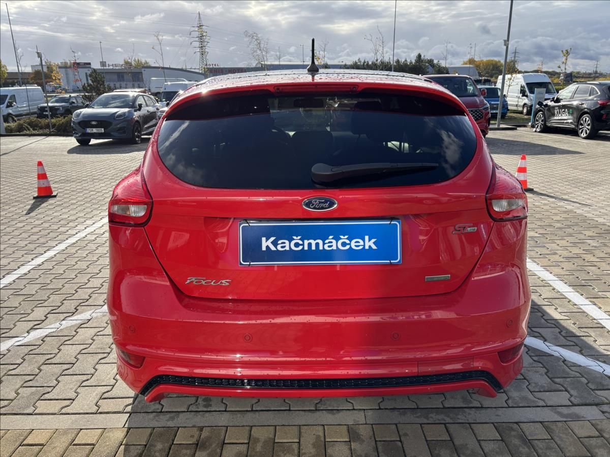 Ford Focus, 1,0 EcoBoost RaceRed ST-line - fotka 4