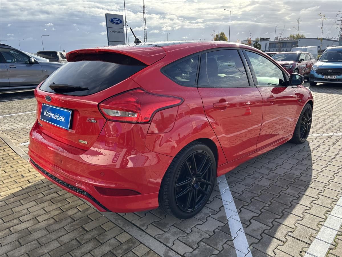 Ford Focus, 1,0 EcoBoost RaceRed ST-line - fotka 5