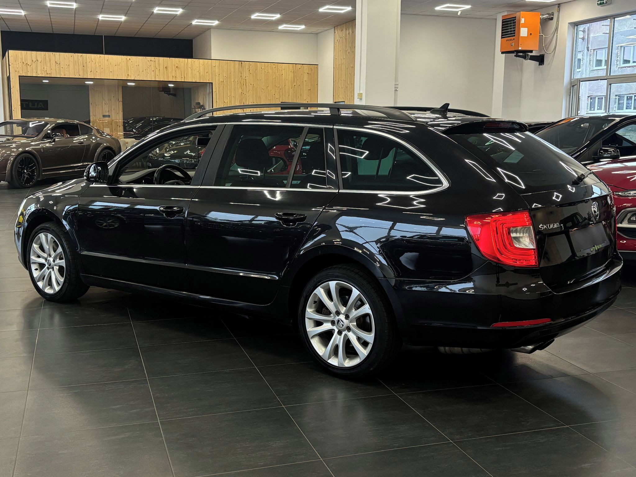 Škoda Superb, 2.0TDI DSG 103kW Xenon, Servis - fotka 4