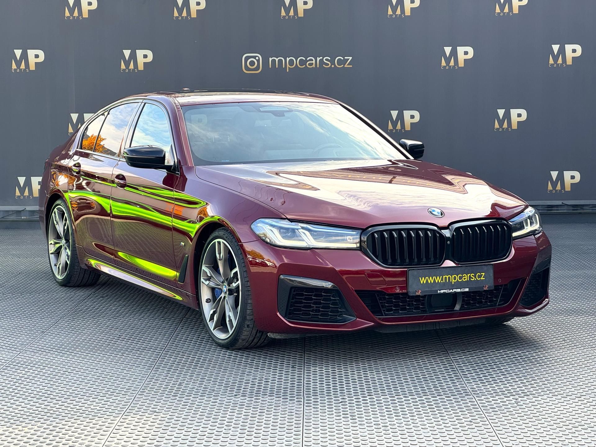 BMW Řada 5, M550i xDrive Laser, DPH, 1.Maj - fotka 3