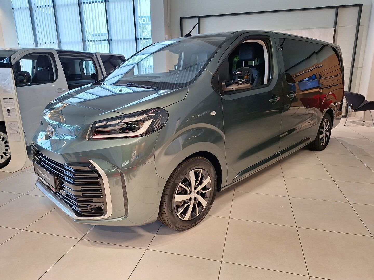Toyota Proace Verso, L2 VIP 7S 180hp 8AT - fotka 3