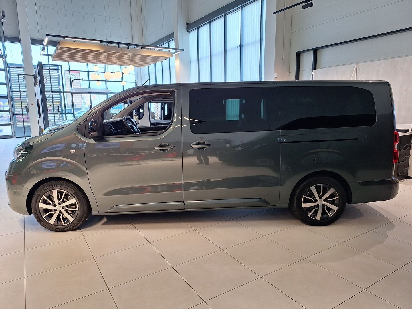 Toyota Proace Verso, L2 VIP 7S 180hp 8AT - fotka 4