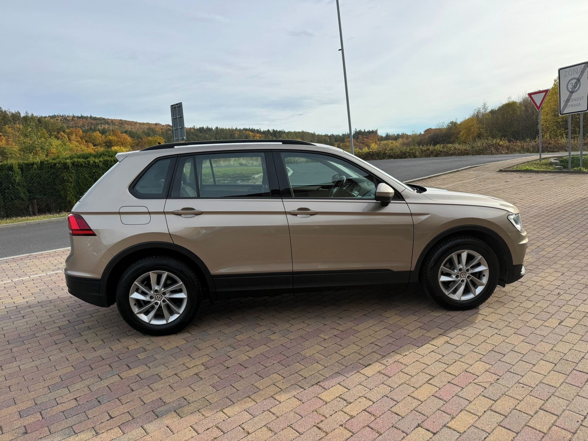 Volkswagen Tiguan, 1.5 TSI DSG VÝHŘEV,KLIMA - fotka 6