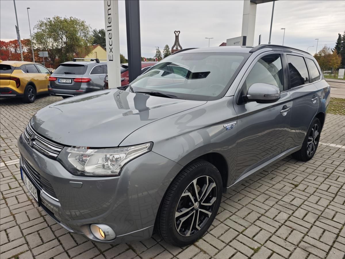 Mitsubishi Outlander, 2,0 Plug-in HYBRID  4x4 INTENS - fotka 2