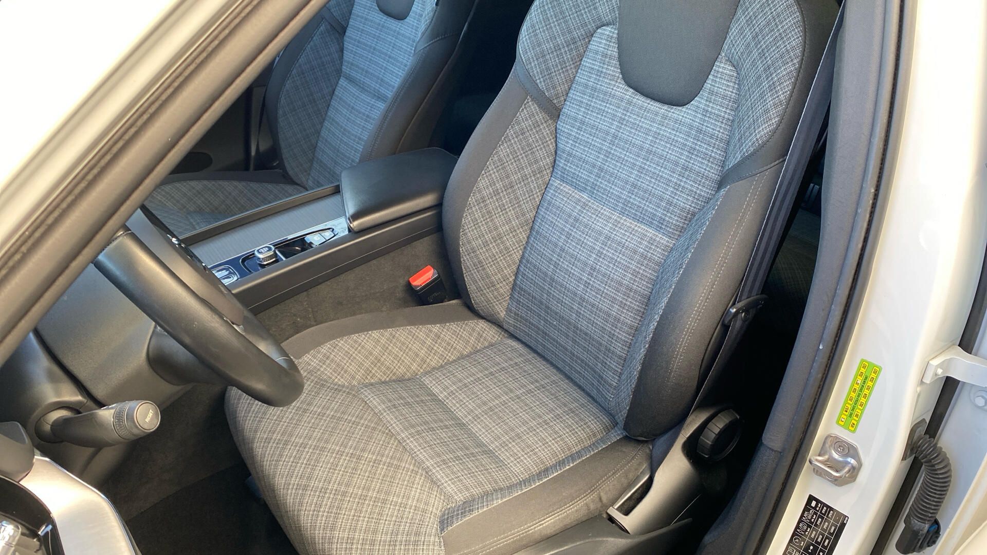 Volvo XC60, MOMENTUM PRO, B4 AWD, 145+10 k - fotka 6