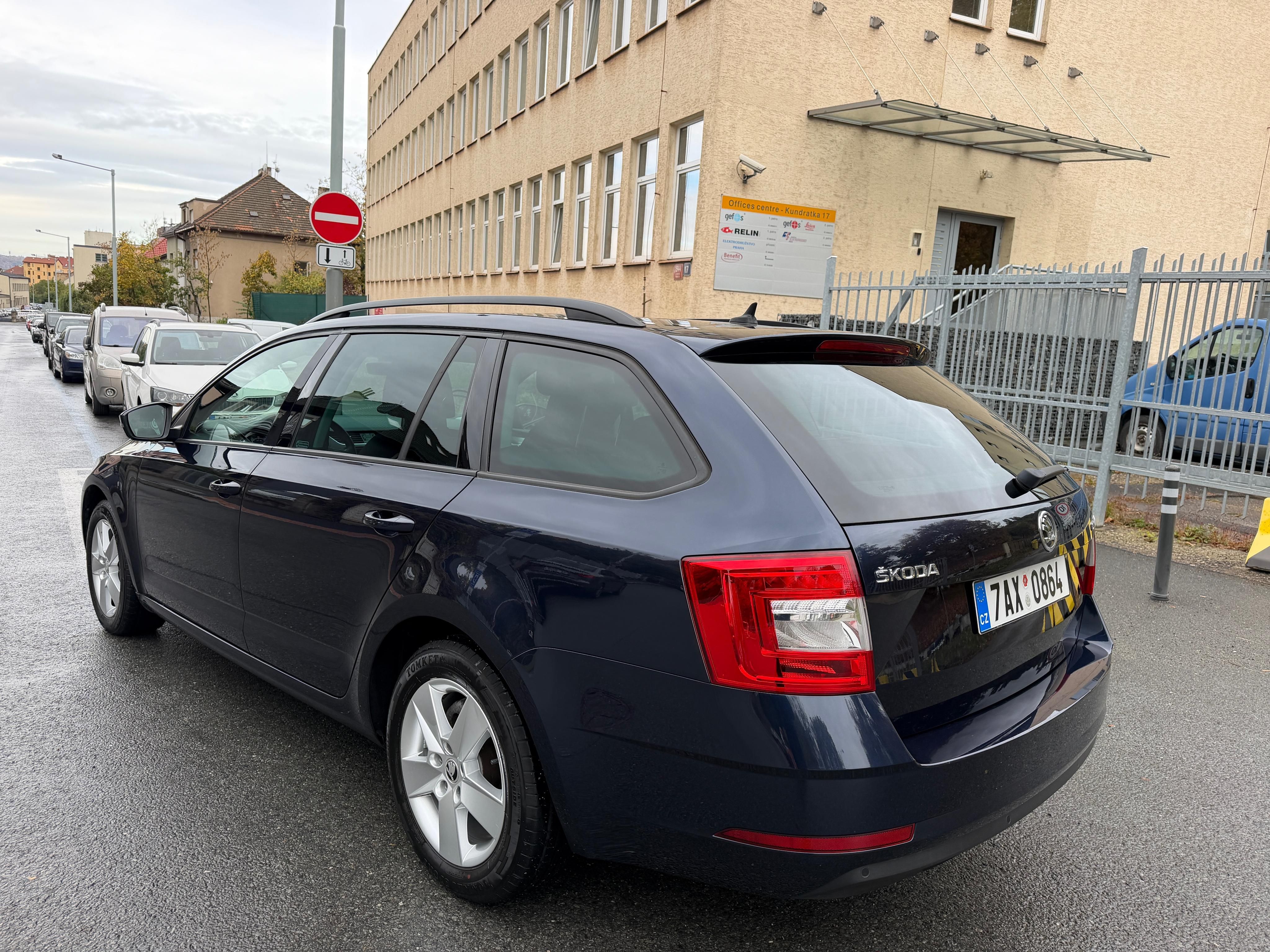 Škoda Octavia, 1.5tsi 110kw ČR modra metalíza - fotka 4