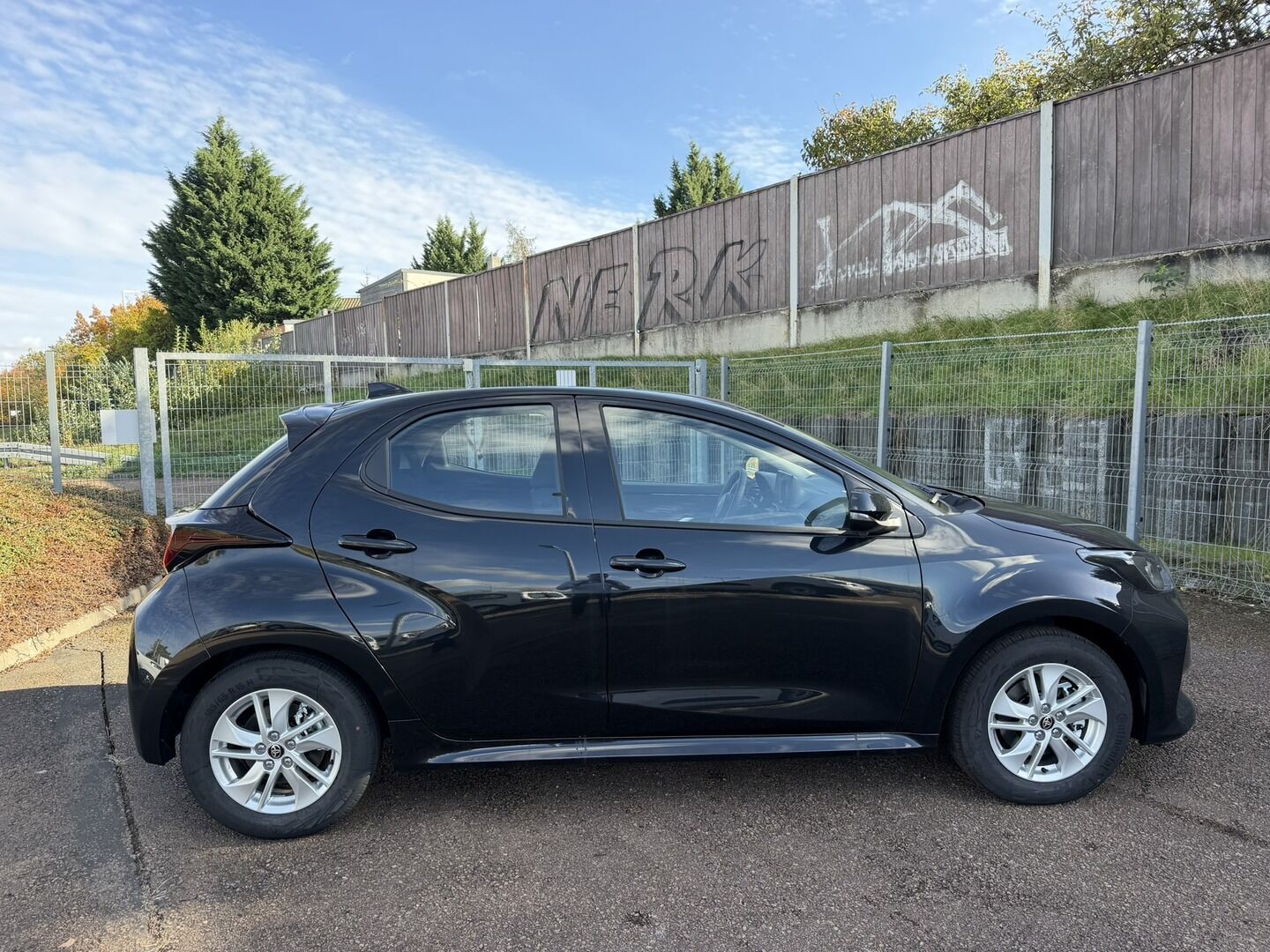 Toyota Yaris, 1.5 Yaris HEV 116  LIMITED - fotka 3