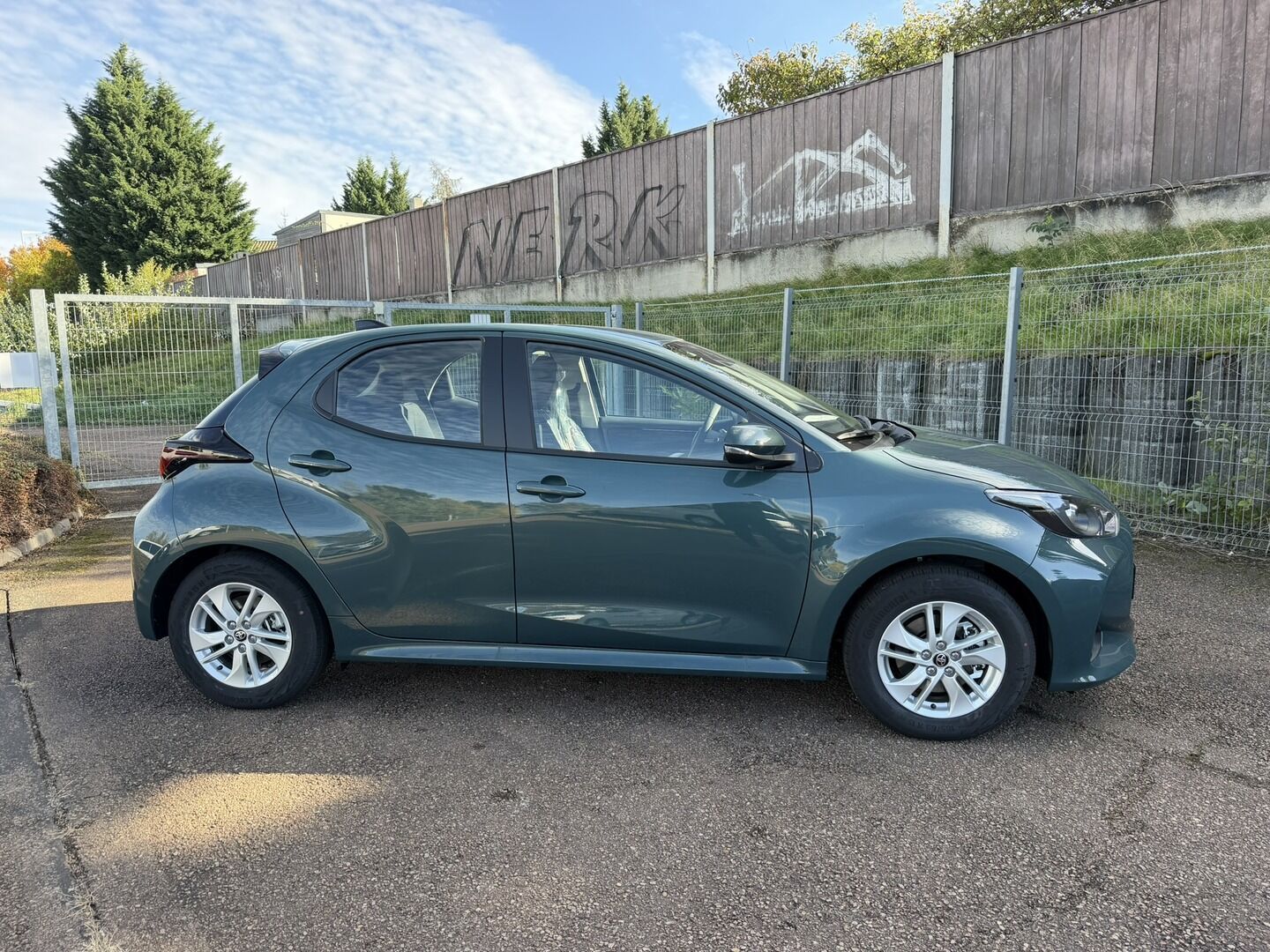 Toyota Yaris, 1.5 HEV 116 LIMITED výbava - fotka 3