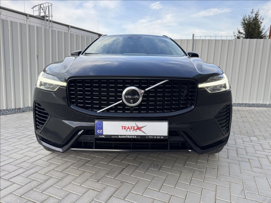 Volvo XC60, 2,0 T8 AWD Recharge Plus Dark - fotka 2