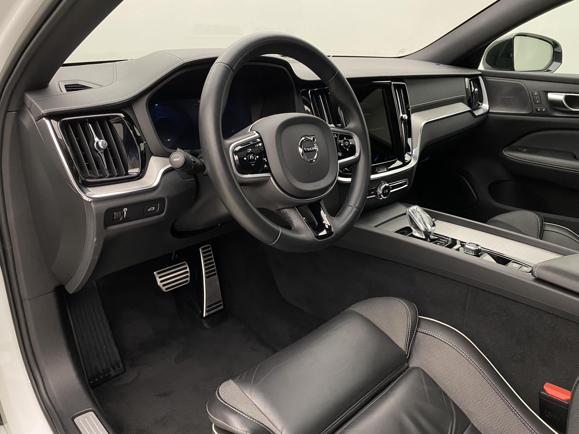 Volvo V60, B4 DARK PLUS AUT - fotka 4