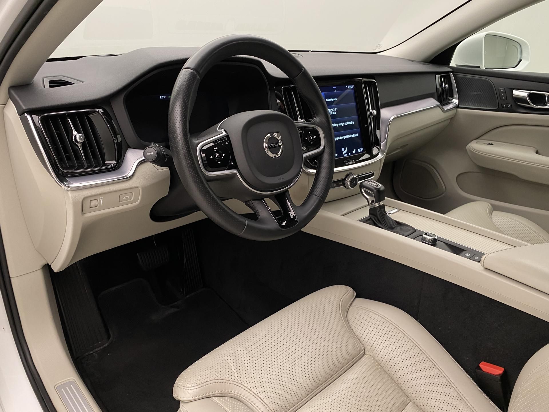 Volvo V60, D4 MOMENTUM AUT - fotka 4