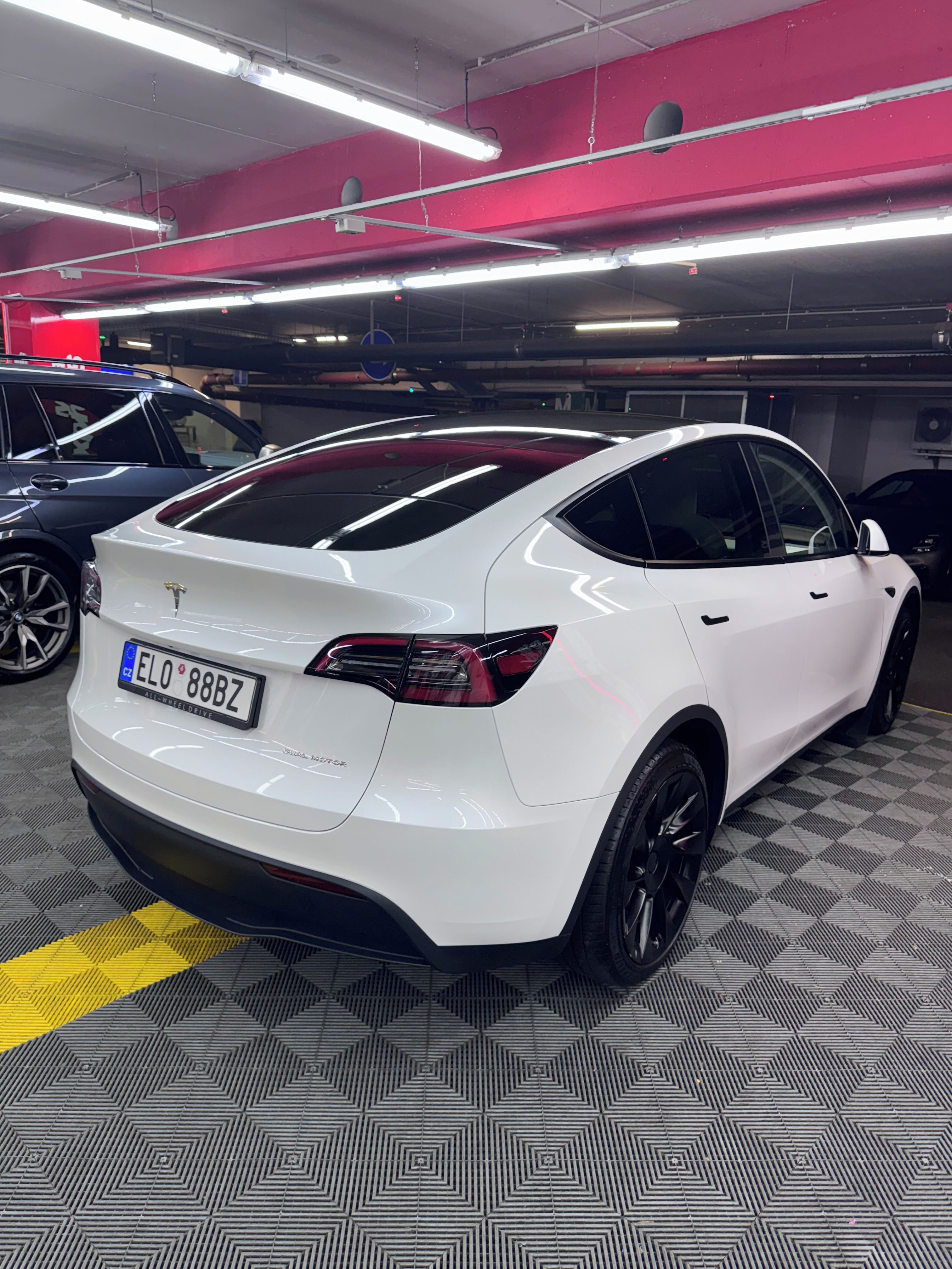 Tesla Model Y, Long Range AWD, bílý interiér - fotka 4