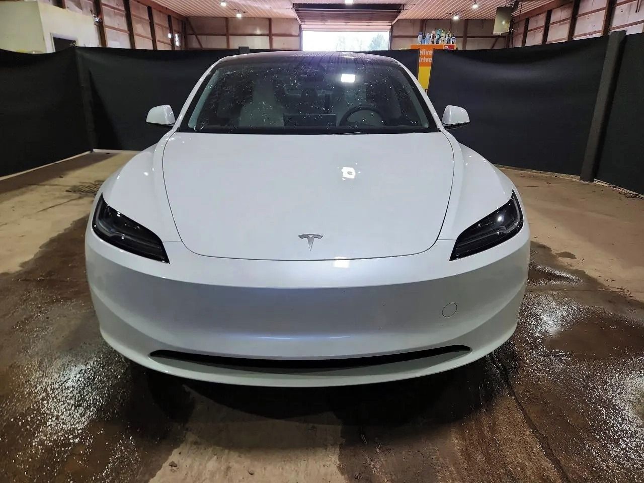 Tesla Model 3, Auto na cestě - fotka 5