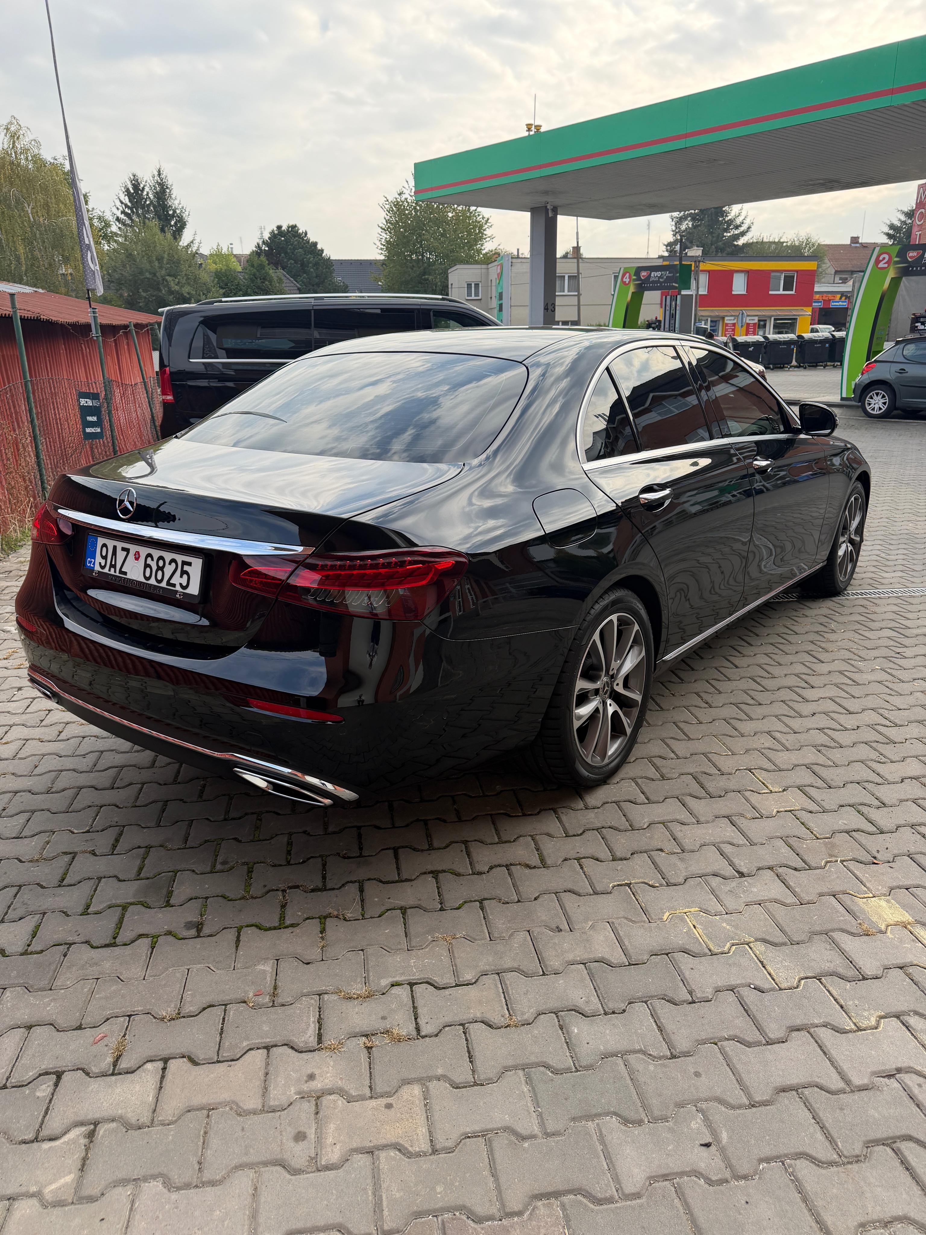 Mercedes-Benz Třídy E, E300d 4MATIC 195KW - fotka 4