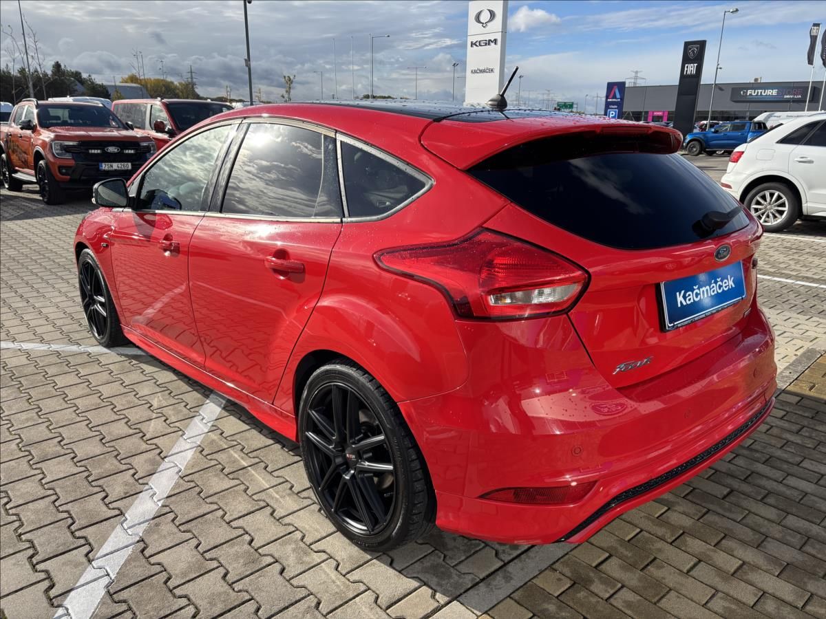 Ford Focus, 1,0 EcoBoost RaceRed ST-line - fotka 3