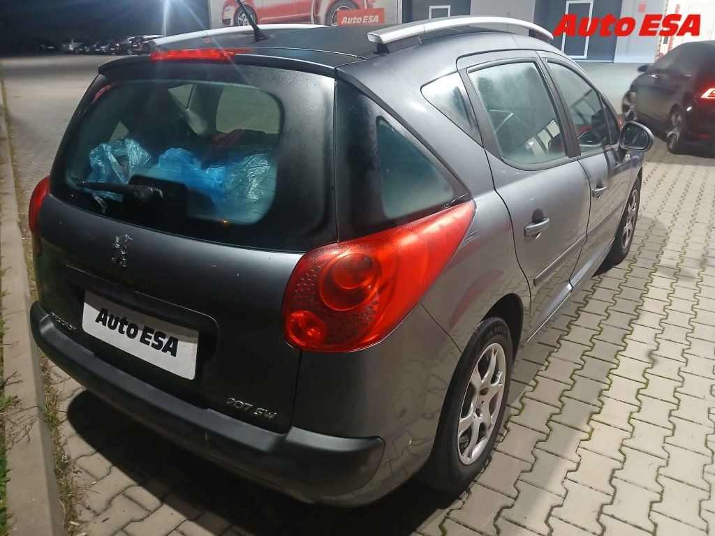 Peugeot 207, 1.4 i,1.maj,ČR,Klima - fotka 2