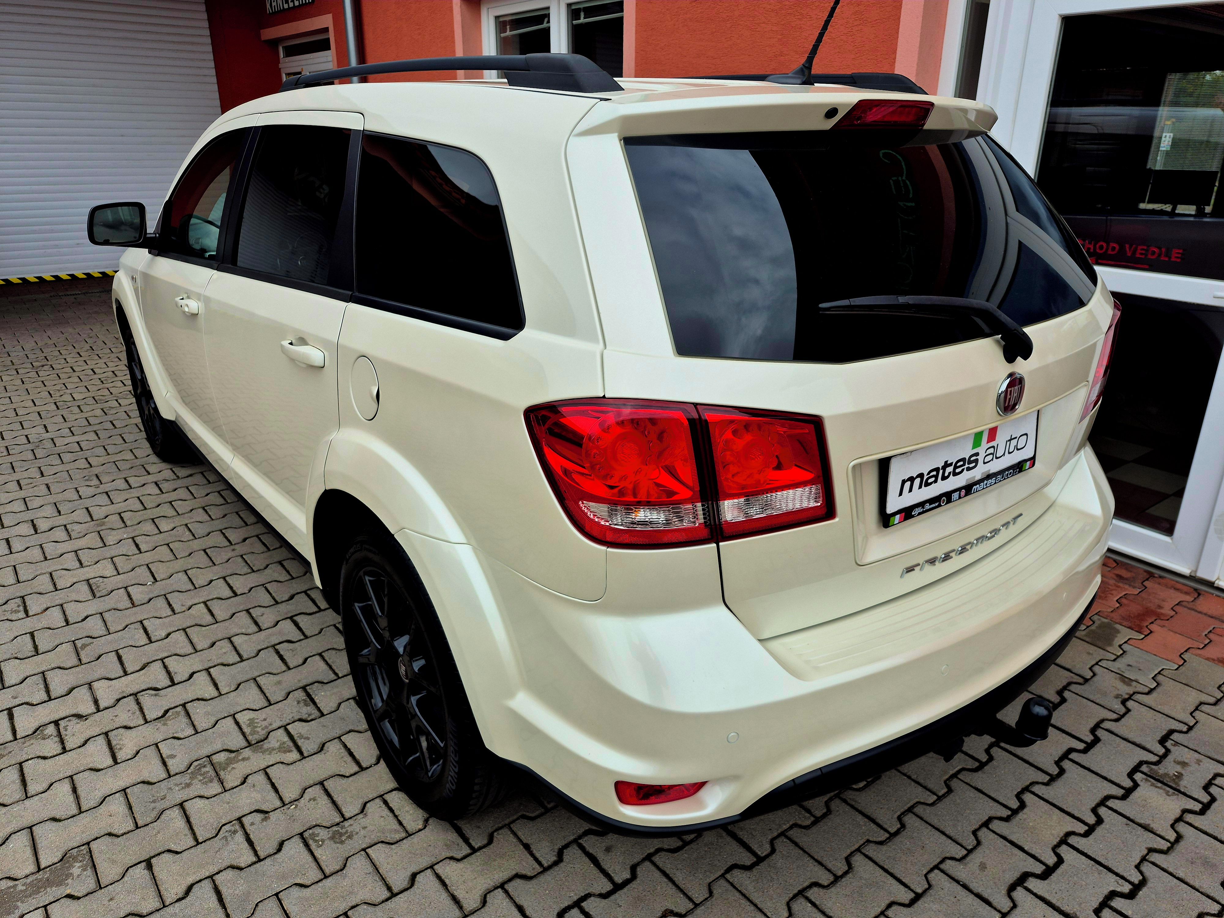 Fiat Freemont, 2.0 MJ 125 kW Black Code TAŽNÉ - fotka 2