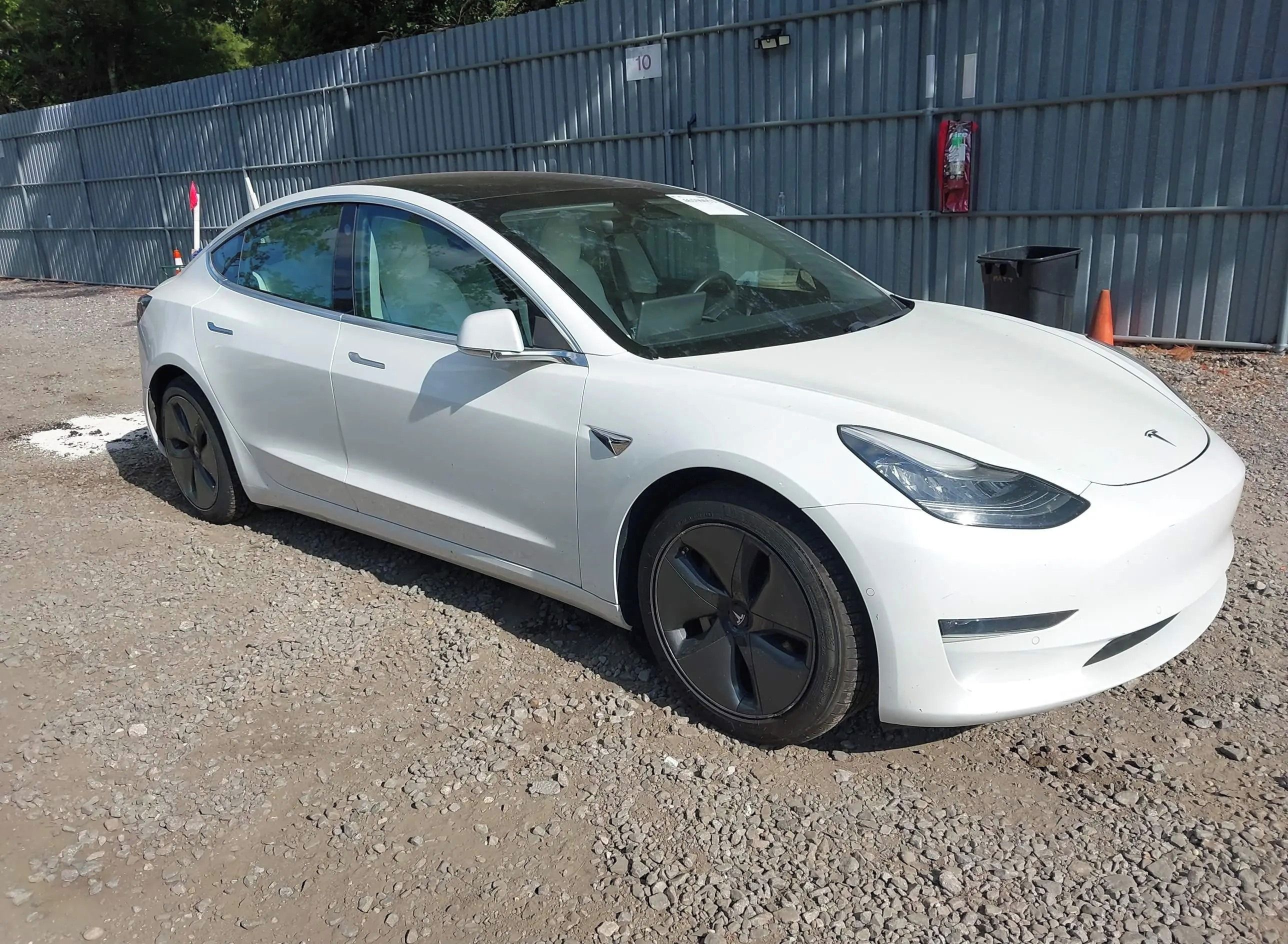 Tesla Model 3, Auto na cestě - fotka 3
