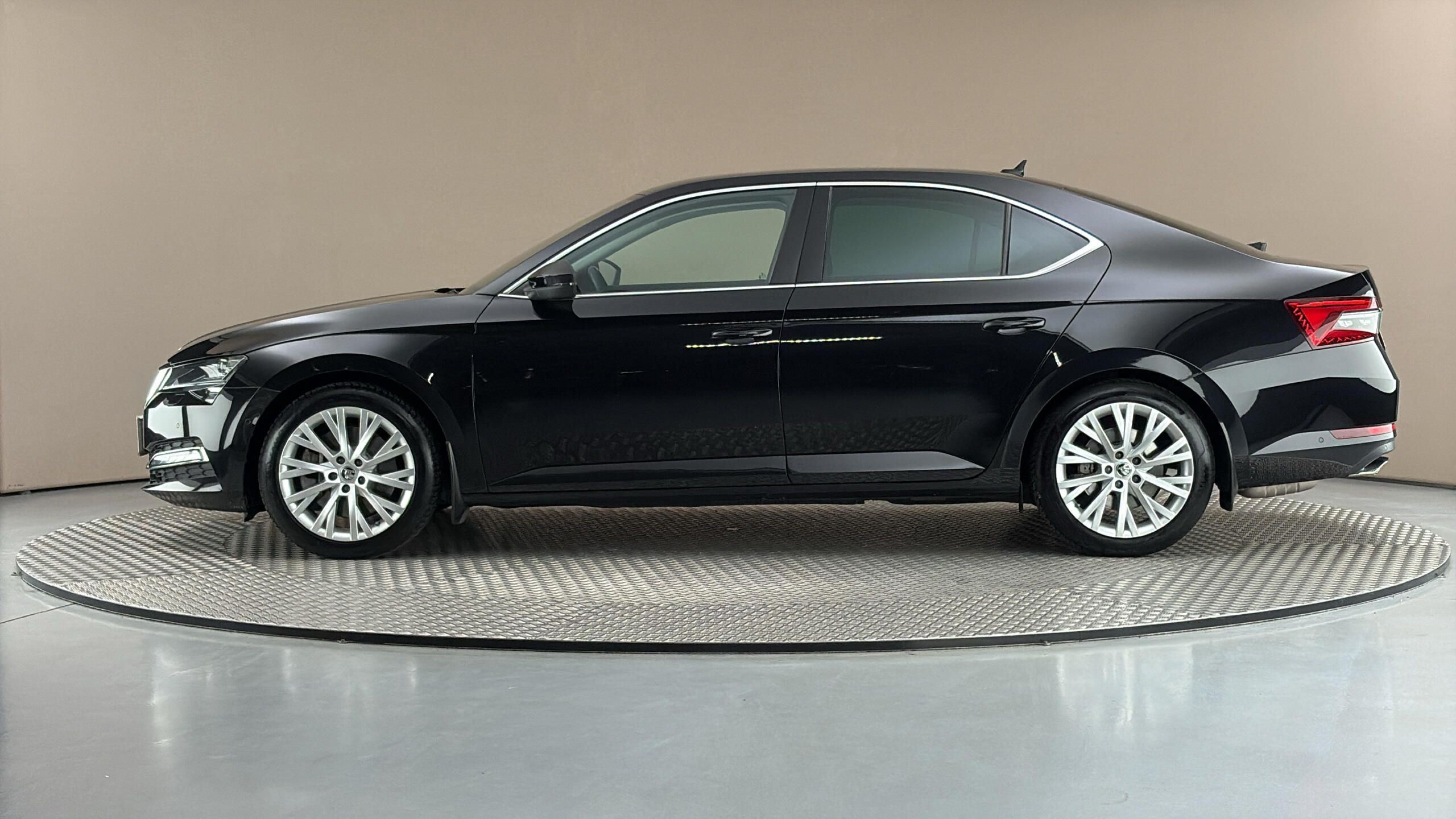 Škoda Superb, 2.0 TSI DSG 4x4 Style - fotka 4