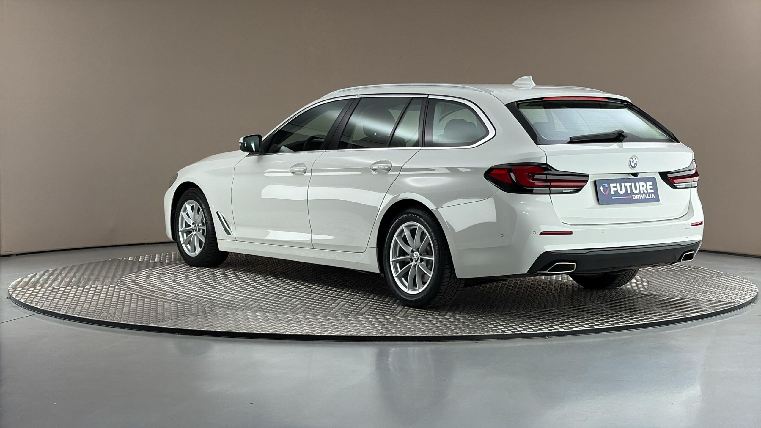 BMW Řada 5, 2.0 520d At Touring - fotka 2
