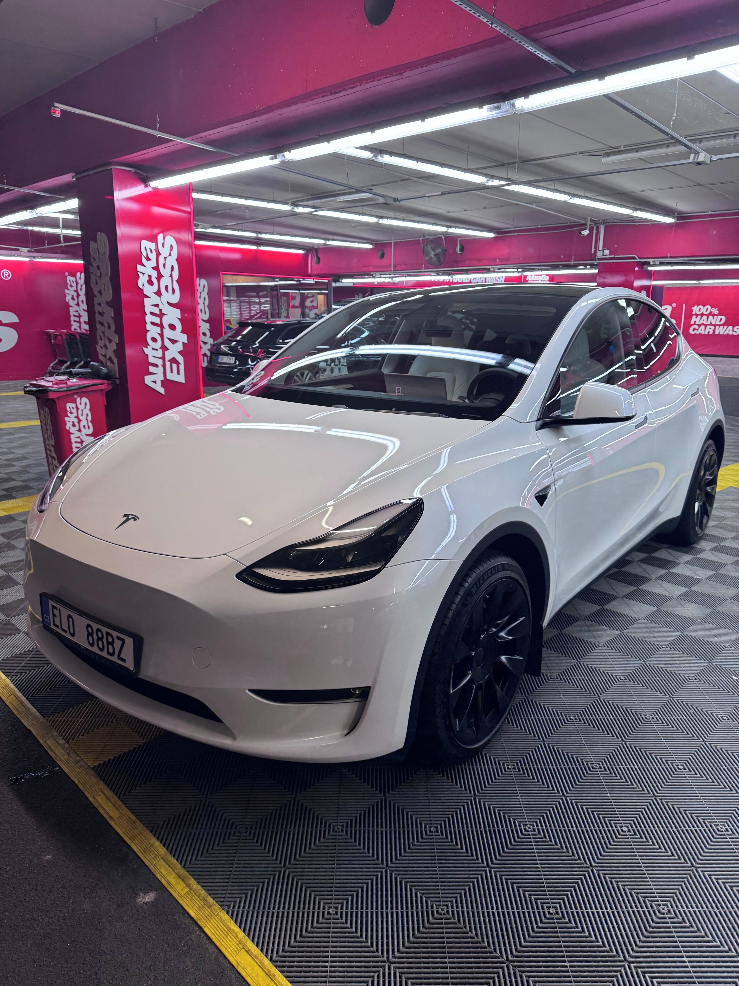 Tesla Model Y, Long Range AWD, bílý interiér