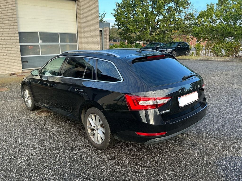 Škoda Superb, 2.0TDi 110kw elegance 1.majite - fotka 3