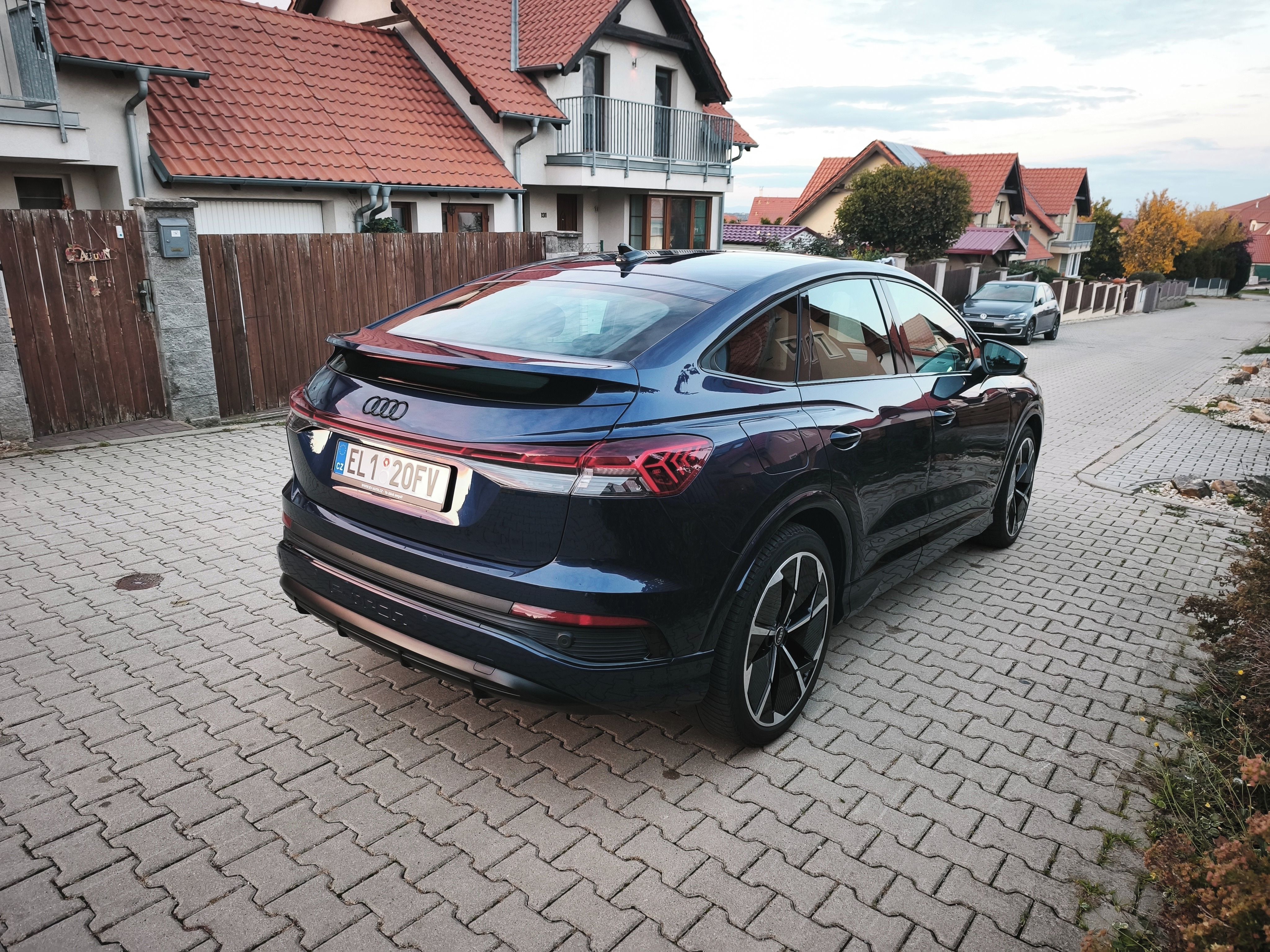 Audi Q4, 360kam*S-Line*82kWh*ACC*SoH96% - fotka 5