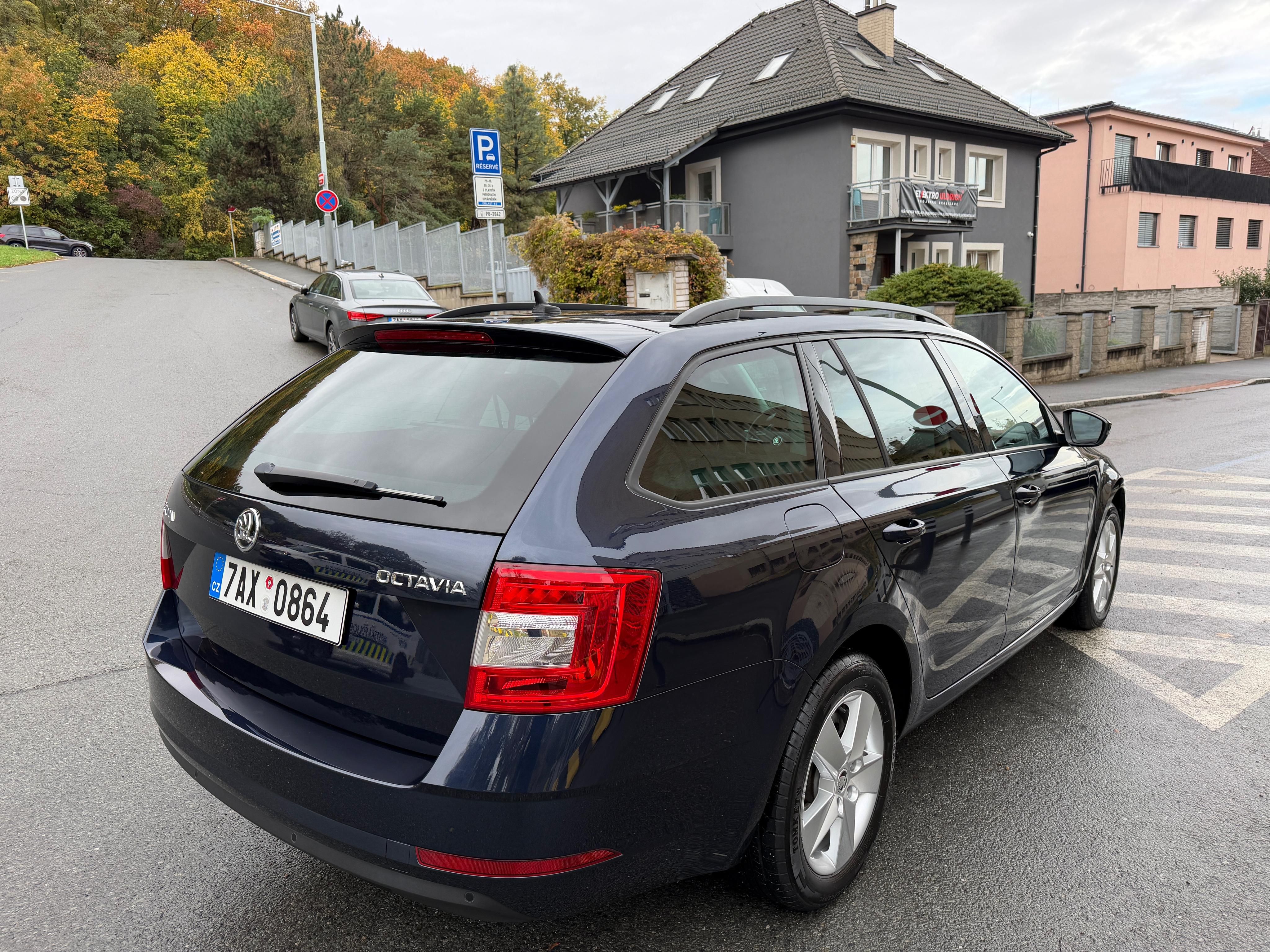 Škoda Octavia, 1.5tsi 110kw ČR modra metalíza - fotka 3