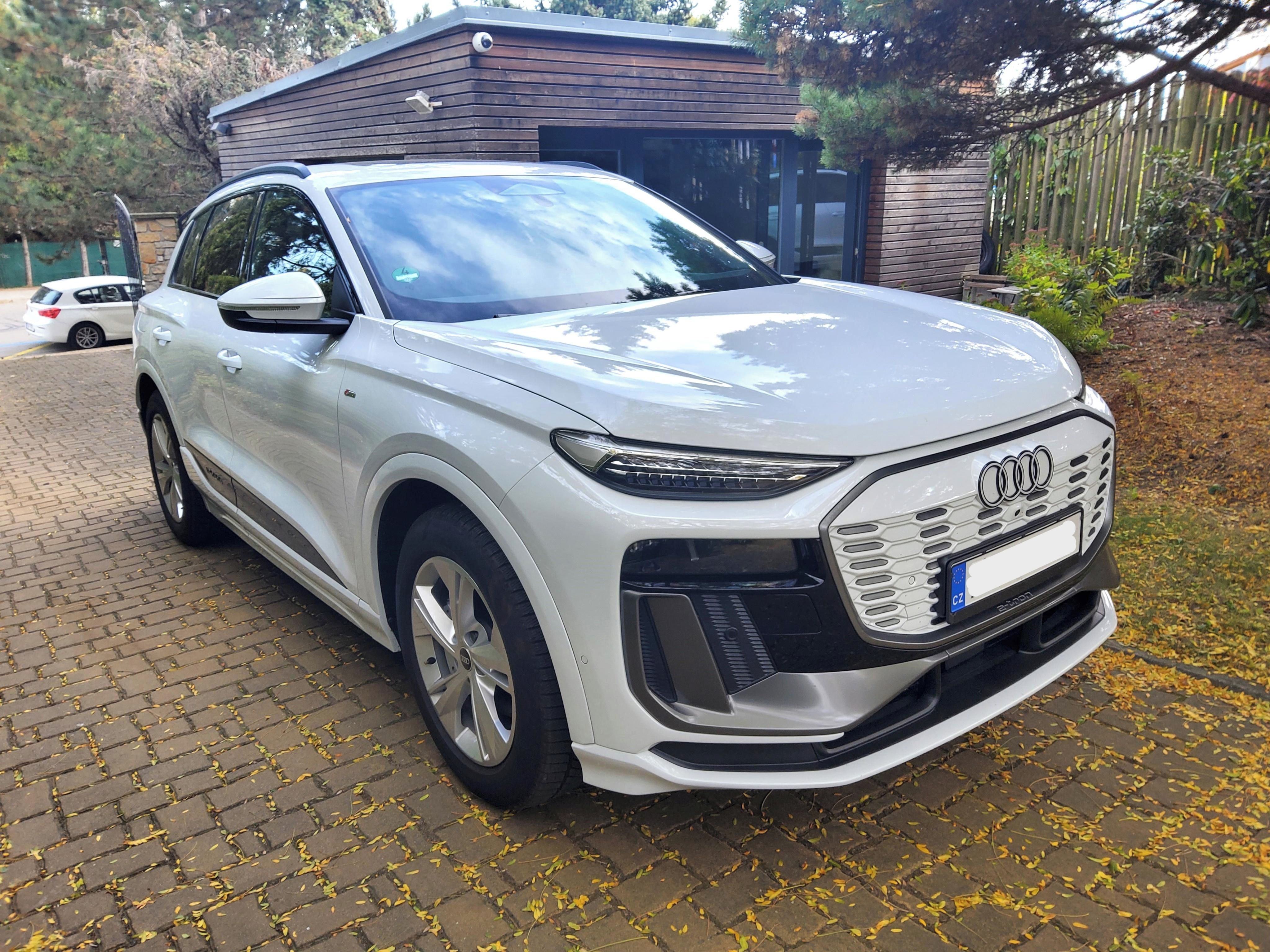 Audi e-tron, 285kW quattro S-Line Pan HuD - fotka 2