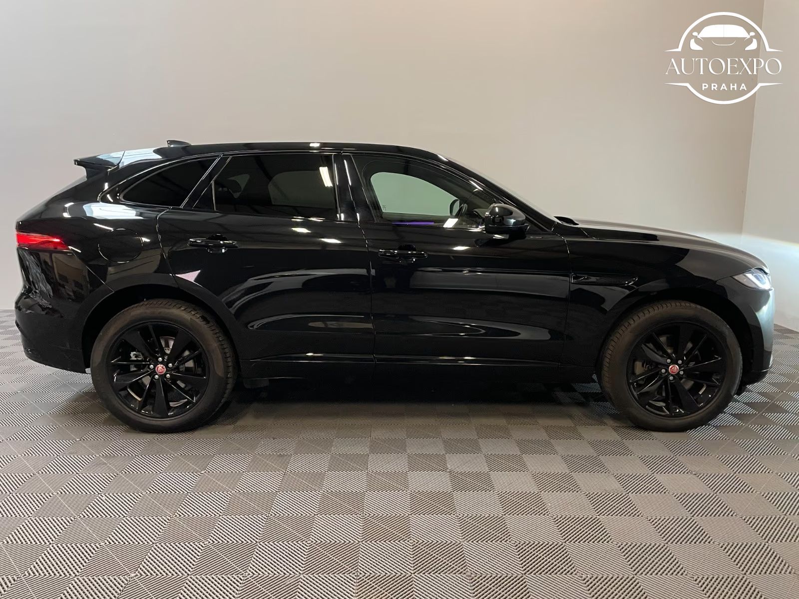 Jaguar F-Pace, R-Dynamic SE AWD*Kamera - fotka 4