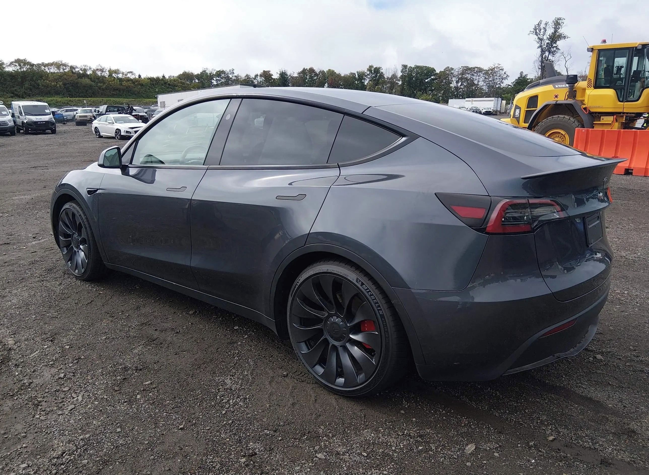 Tesla Model Y, Auto na cestě - fotka 3