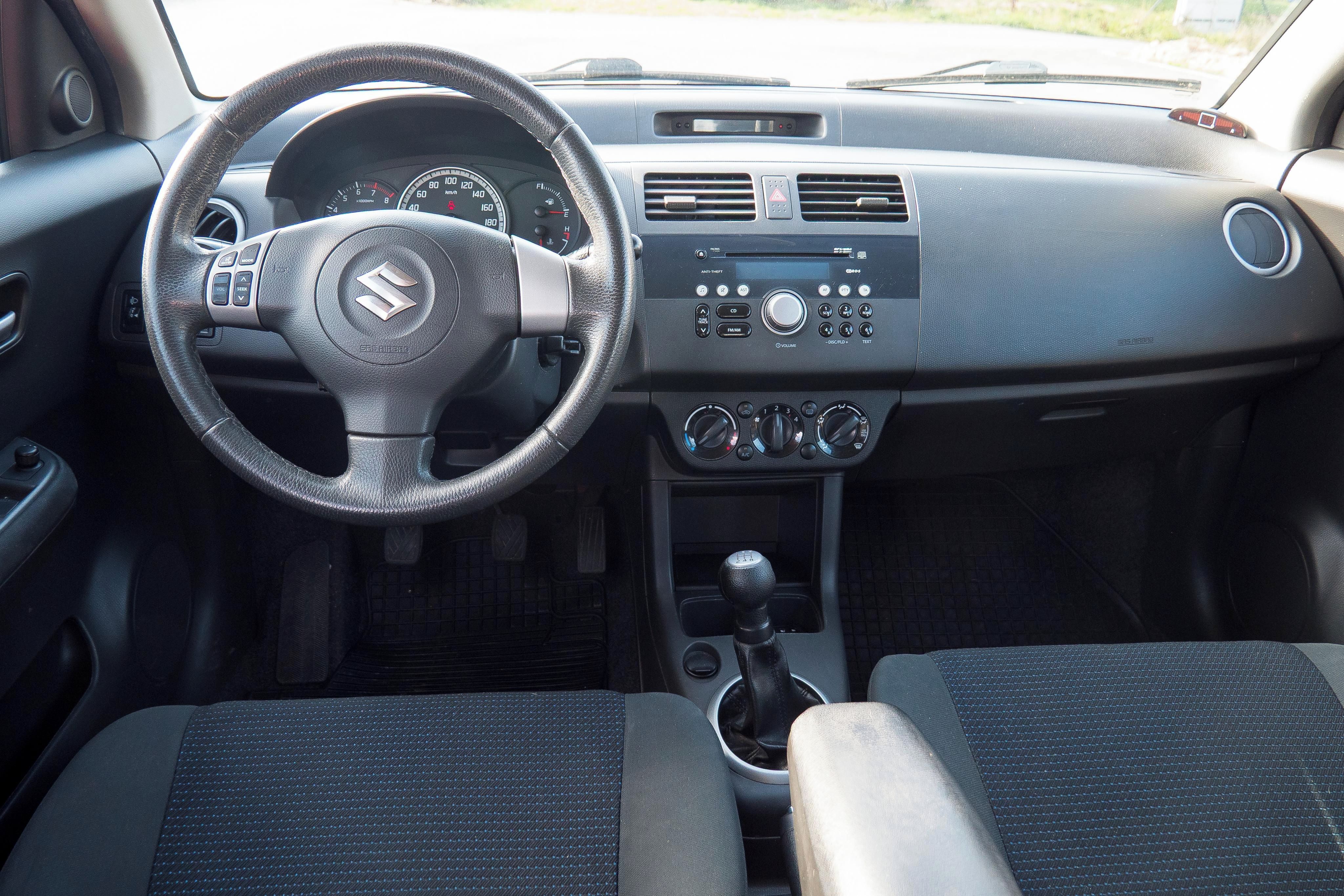 Suzuki Swift, 1.3i 67kW, klima - fotka 6