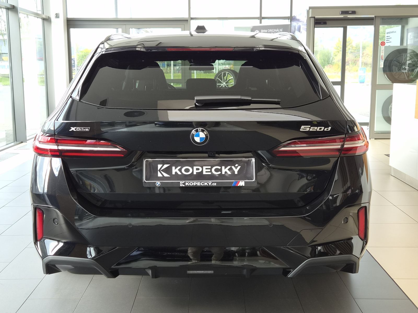 BMW Řada 5, 520 xDrive - fotka 6