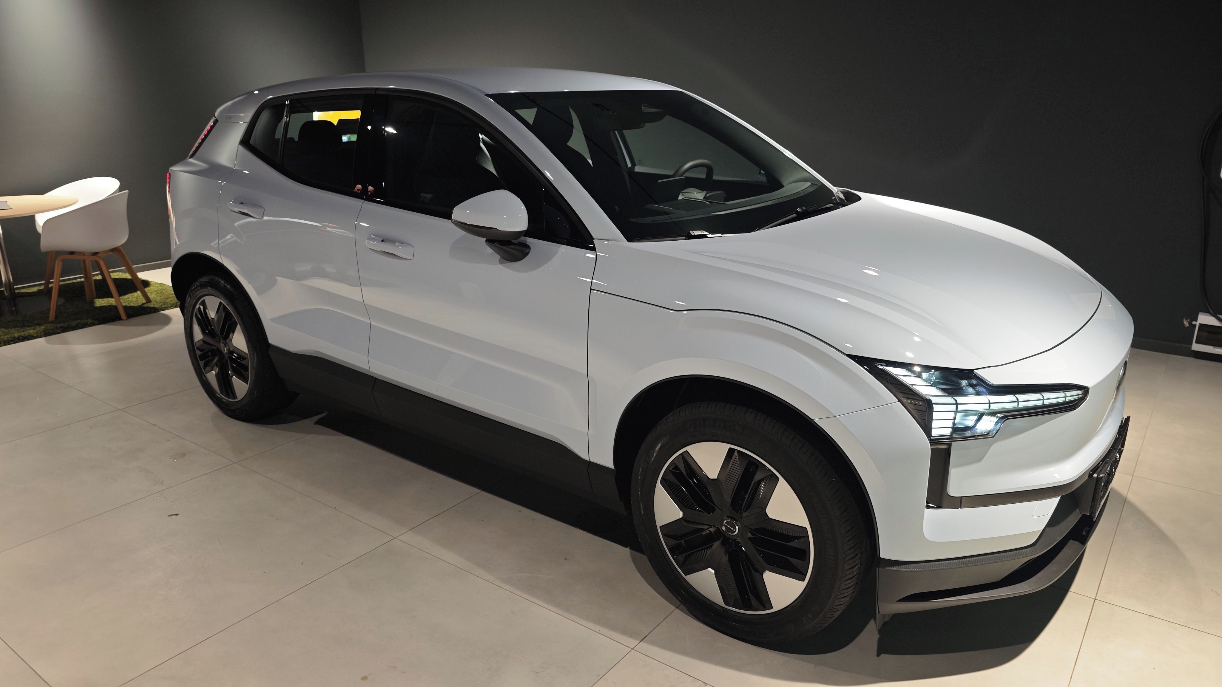 Volvo EX30, CORE, 200 kW, DPH, ČR, záruka - fotka 2