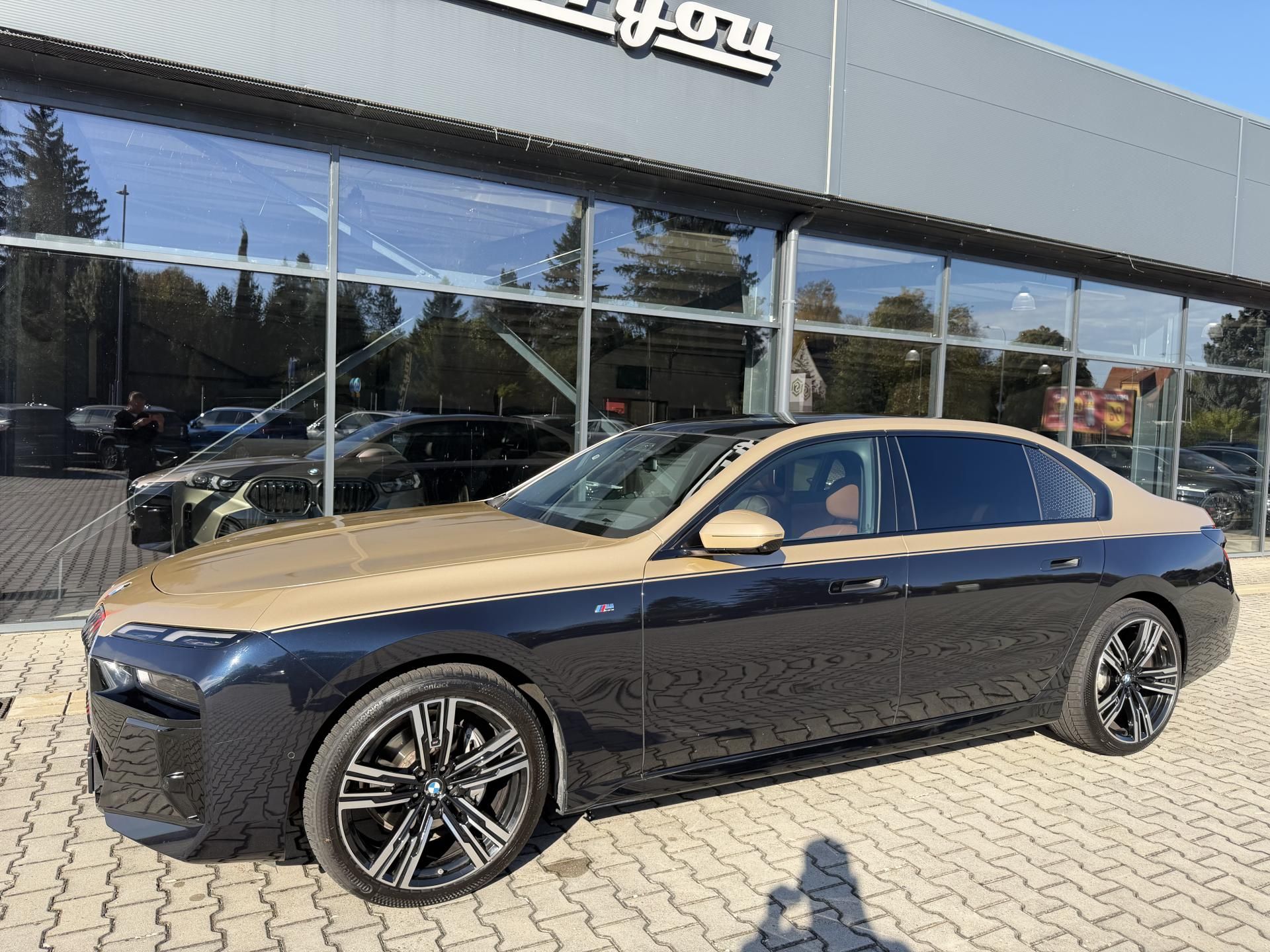 BMW Řada 7, 40XD 220kW M-PAKET INDIVIDUAL! - fotka 2