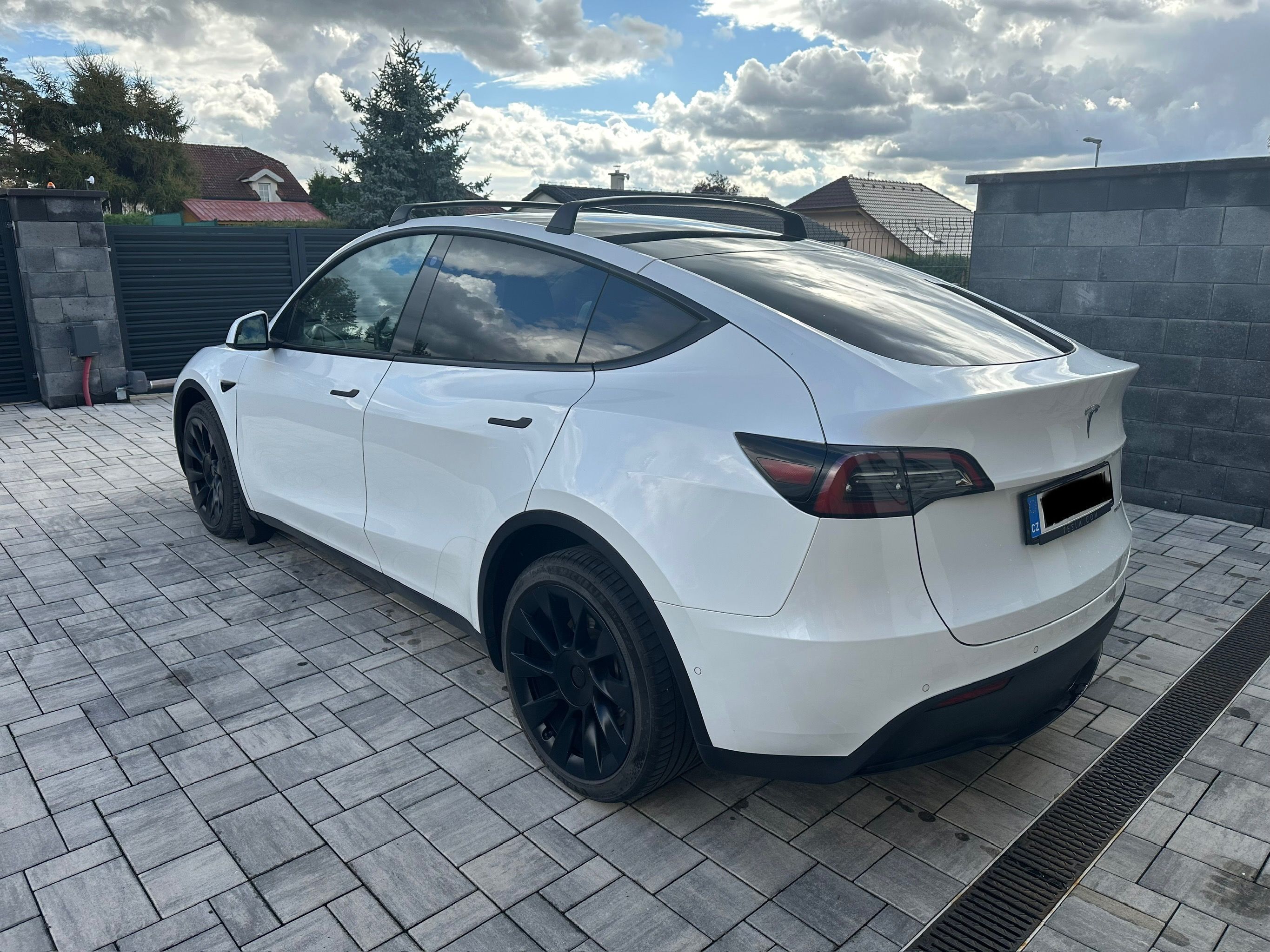 Tesla Model Y, Long Range AWD, 378 kW - fotka 4