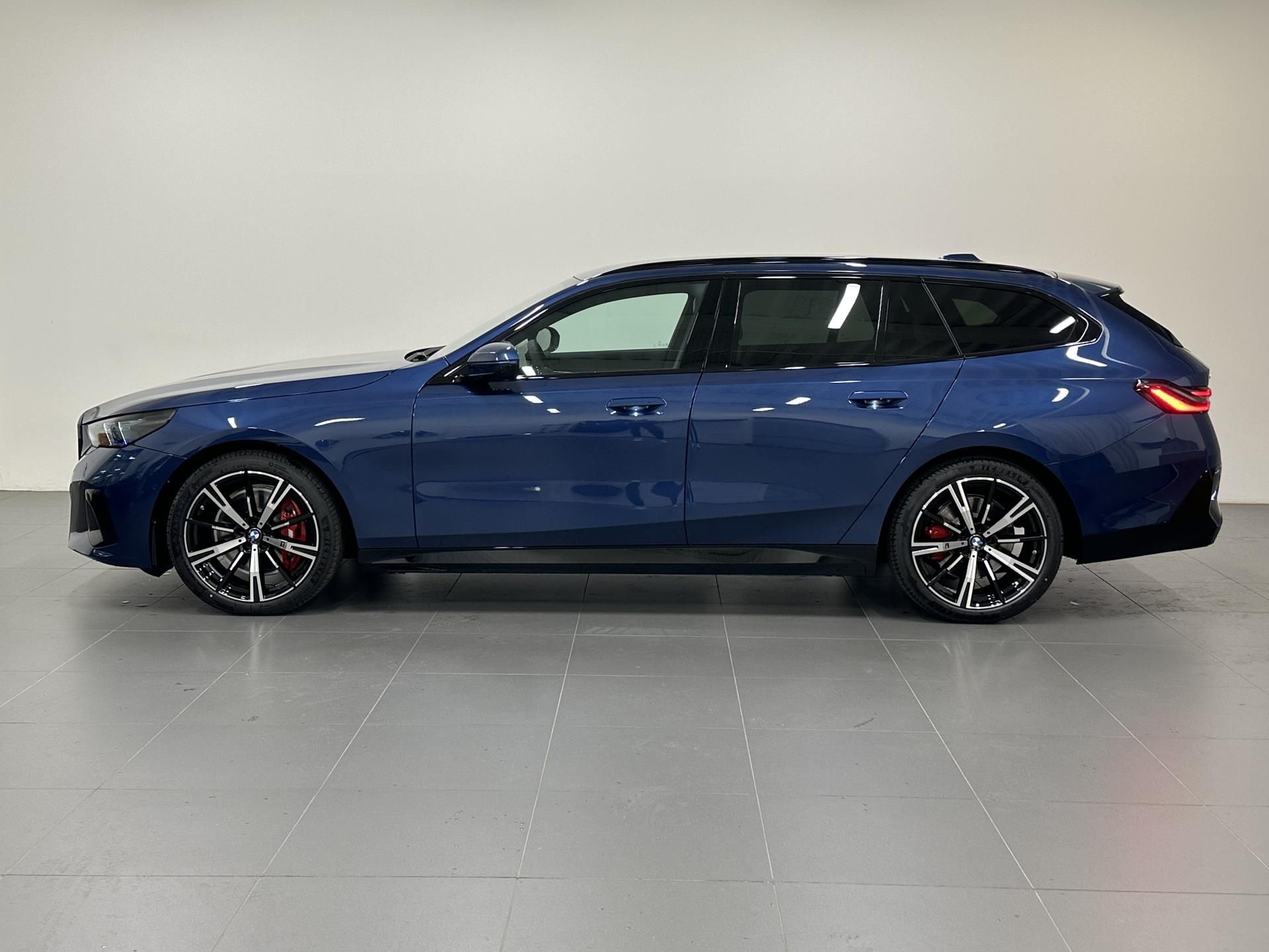 BMW Řada 5, 540d xDrive Touring - fotka 2