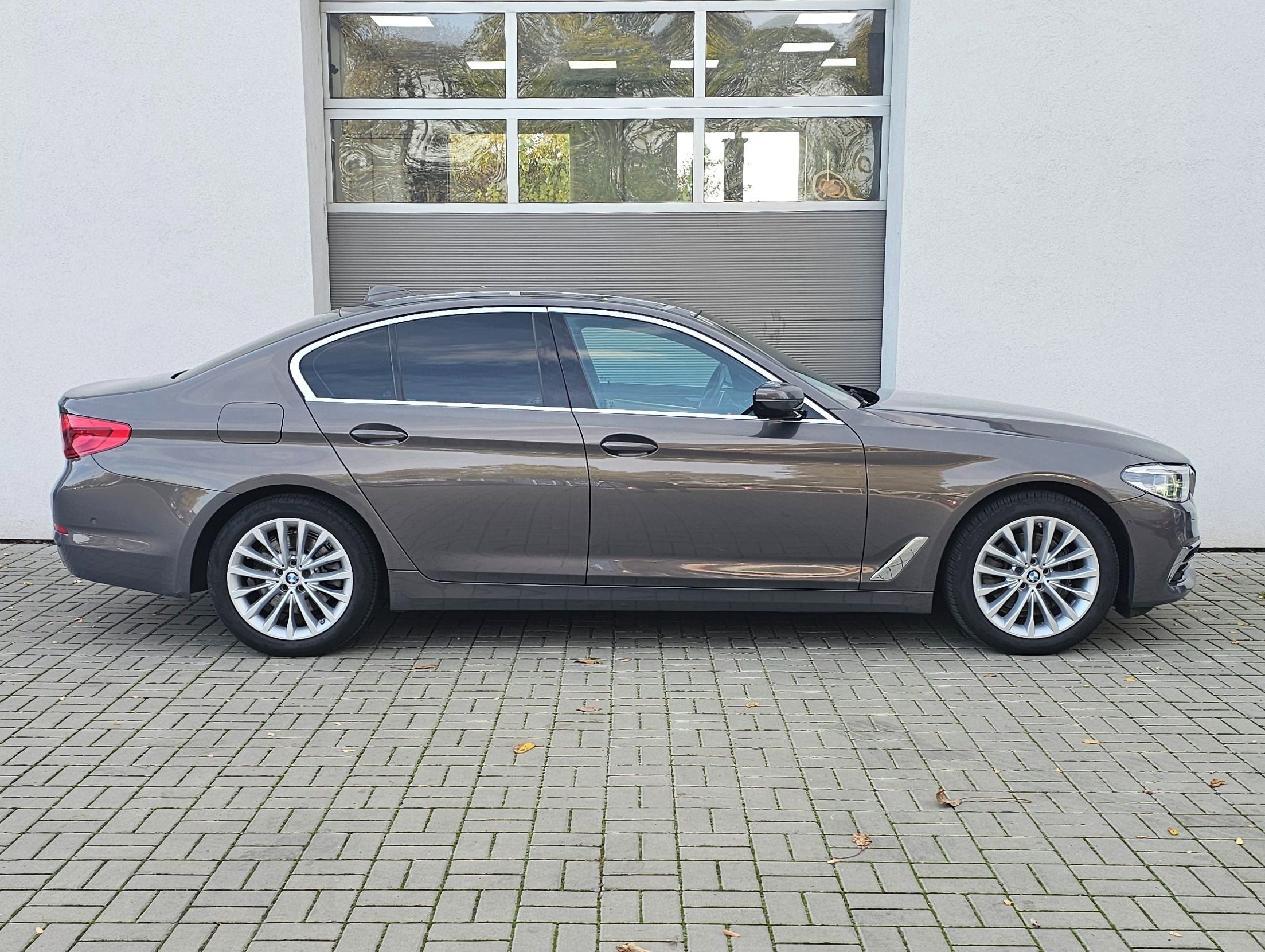 BMW Řada 5, 520d xDrive Individual - fotka 5