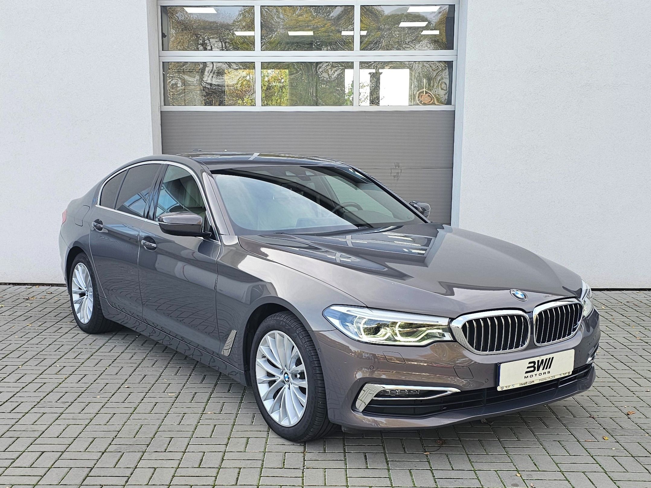 BMW Řada 5, 520d xDrive Individual - fotka 3