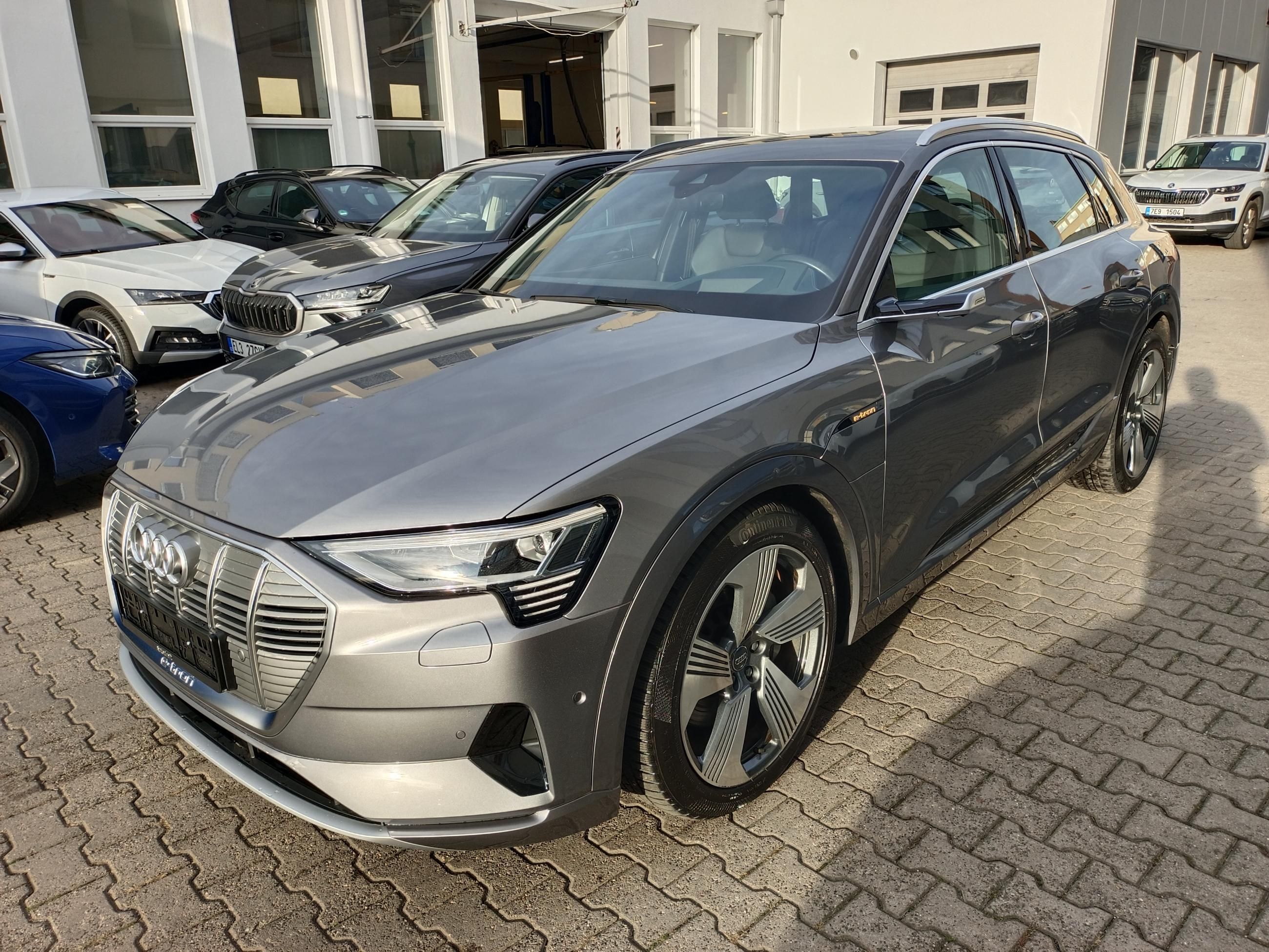 Audi e-tron, 55 4x4 300 kW / Vzduch - fotka 2